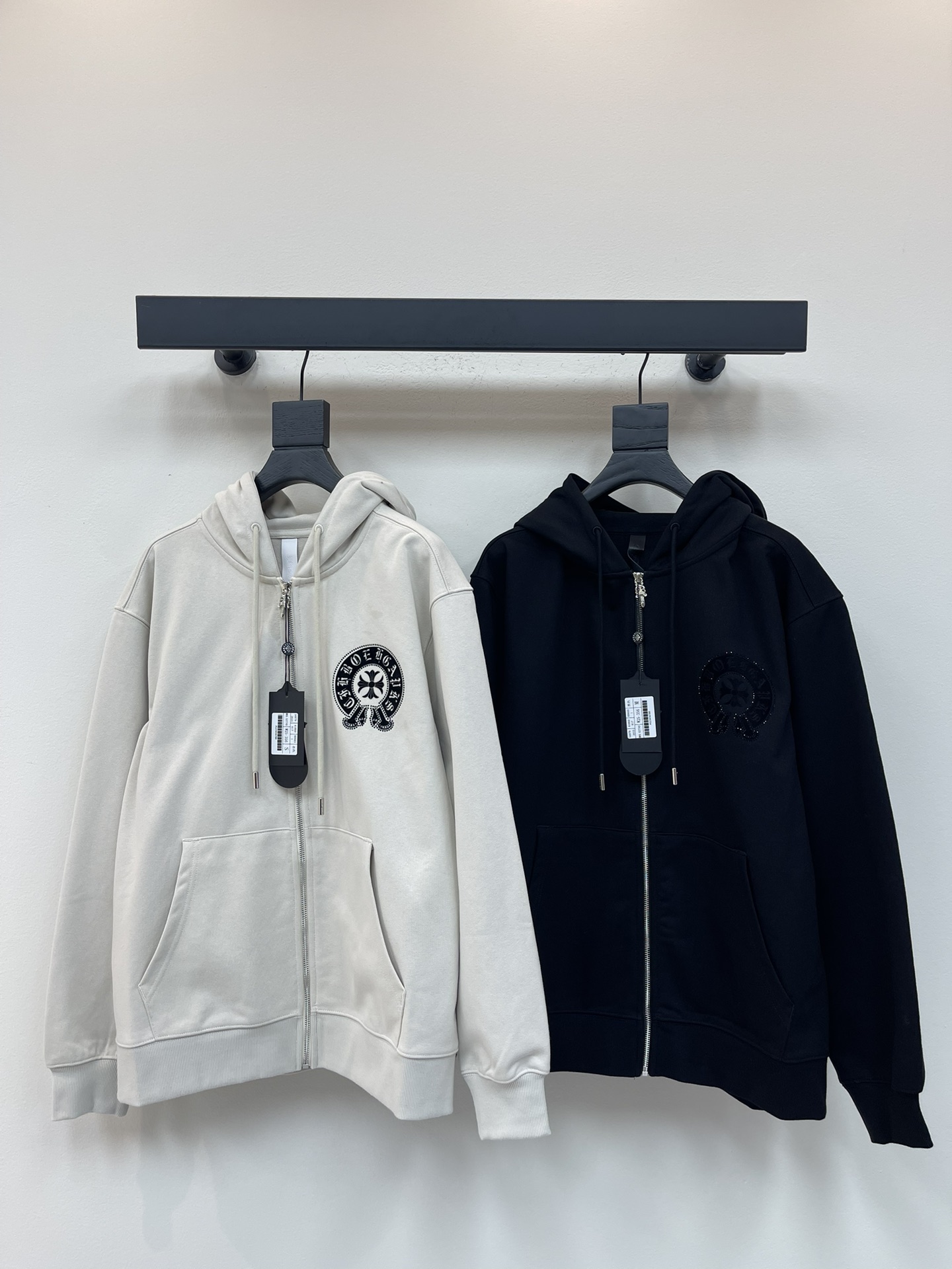 NO:479961,ChromeHeart* 25 early autumn new heavy industry ironing printed logo hooded sweatshirt. A basic and versatile sweatshirt jacket is essential in early autumn, which can easily solve daily matching problems!  The casual hooded sweatshirt has a casual, smooth and casual feel. It has strong inclusiveness. Customized pure cotton fabric, clear texture, and comfortable upper body. The same style for men and women!  S-XL, chrome hearts, chrome hearts, hoodie, sweatshirts, jackets & coats, hats, alexander wang19860909ChromeHeart*克罗心25早秋新款重工烫钻印花logo连帽卫衣.初秋必备基础百搭卫衣外套,轻松解决日常搭配问题！休闲版型连帽卫衣,廓形随性流畅休闲感十足包容性强.定制纯棉面料,纹理清晰,上身舒适.男女同款！S-XL,,chrome hearts,chrome hearts,hoodie,sweatshirts,jackets & coats,hats,alexander wang,Women's clothing