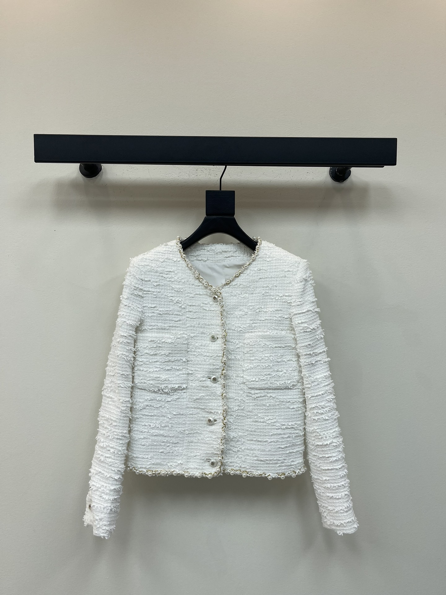 NO:475254,Chane*25 early autumn new Xiaoxiang classic creamy white twill tweed jacket丨Exclusive high-end production!  High-quality custom tweed fabric Super beautiful pearl piping button design Super beautiful white moonlight color Gentle and high-level Three-dimensional tailoring style Really good looking SML, Chanel, jackets & coats, alexander wang19860909Chane*25早秋新款小香经典乳白色斜纹粗花呢外套丨独家高版出品！高级定制粗花呢编织面料 超美的珍珠滚边纽扣设计 超美的白月光颜色 温柔又高级 立体剪裁版型 确实好看 SML,,chanel,jackets & coats,alexander wang,Women's clothing