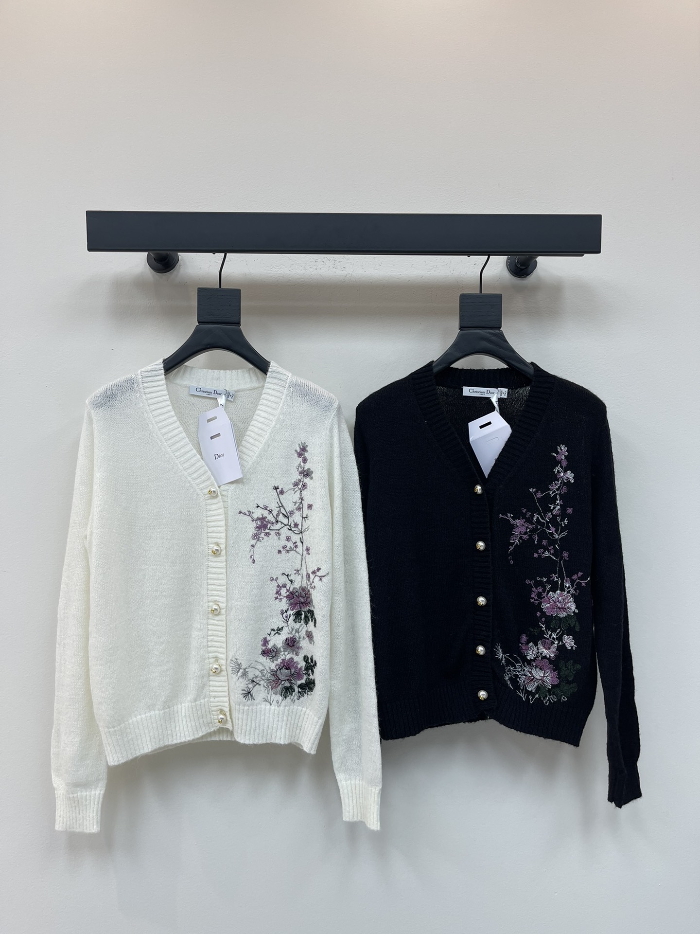 NO:475190,Dio*25 early autumn new heavy industry embroidery knitted cardigan custom YB imported mohair yarn weaving density fine knitted clear wool texture comfortable and skin-friendly V-neck front shoulder cardigan cut straight and slightly loose style to create a lazy and relaxed feeling. The floral and leaf pattern is outlined with embroidery technology on one side. The new Chinese style is simple and elegant. It is combined with the front closure heavy industry pearl alphabet letter round button embellishment. It is loose and rich in design layering. The style is inclusive of the figure. The temperament is elegant. SML, dior, alexander wang19860909Dio*25早秋新款重工刺绣针织开衫 定制YB进口马海毛纱线织造 密度细针织造 清晰毛感肌理 舒适亲肤 V领正肩开衫剪裁 直筒略宽松版型 穿出慵懒松弛感 单侧以刺绣工艺勾勒出花叶图案 新中式素雅亮点突出 配合前襟重工珍珠字母圆扣点缀 松弛得当丰富设计层次感 版型包容身材 穿搭气质高雅 SML,,dior,alexander wang,Women's clothing