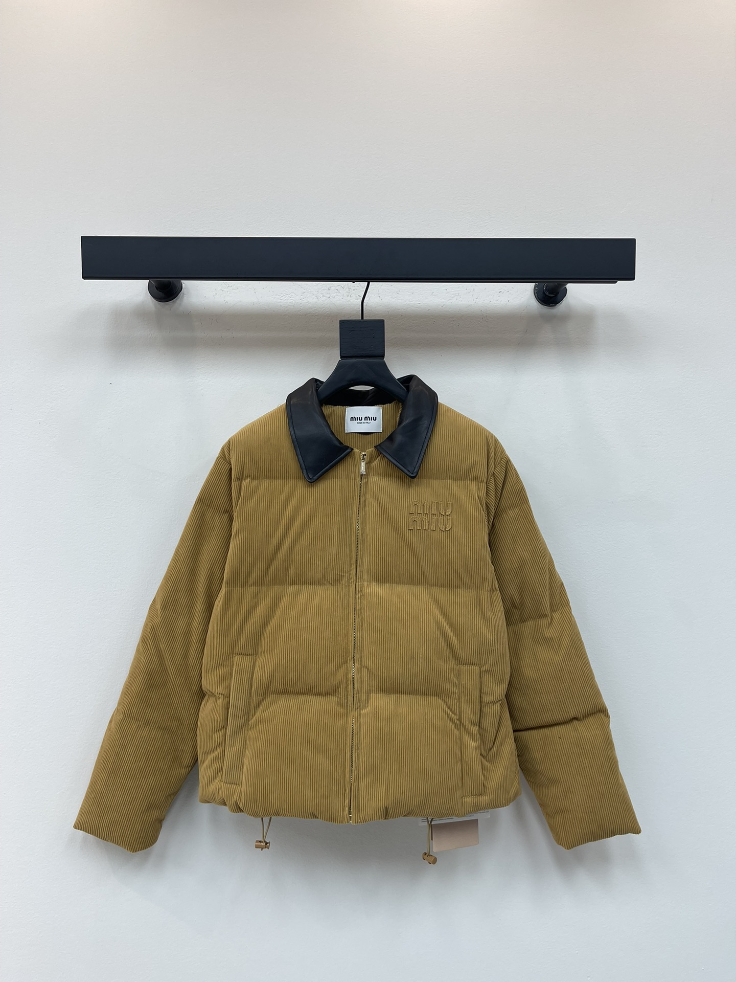 NO:475244,With dust bag Miumi*25 autumn and winter new genuine leather collar corduroy jacket Customized YB corduroy material White goose velvet fills the inner part Light and warm leather lapel design Form color and fabric splicing collision with the large body brown and yellow, the design feels full The jacket adopts a rectangular embossed shape, double-sided large-capacity pockets to add three-dimensional outfit, iconic letter decoration on the chest, presenting brand concept, drawstring and zipper details, adjustable to put on and take off, the upper body is light and fashionable, autumn and winter with jeans and casual pants, integrating warmth and fashionable, customized surface accessories, accurate version Furn filling standard: national standard 90 velvet filling: white goose velvet high version SML,,miumiu, jeans, jackets & coats, down jacket, alexander wang19860909配防尘袋Miumi*25秋冬新款真皮领灯芯绒羽绒外套 定制YB灯芯绒材质 白鹅绒填充内里 整件轻盈保暖 真皮翻领设计 与大身棕黄形成颜色和面料拼接碰撞 设计感拉满 外套采用长方压纹造型 双侧大容量口袋增添立体穿搭 胸前标志性字母装饰 呈现品牌理念 抽绳和拉链细节 随意可调节穿脱 上身轻盈时尚 秋冬搭配牛仔裤休闲裤都非常 集保暖与时髦一体 定制面辅料 认准版本 充绒标准:国标90绒 充绒物:白鹅绒 高版本 SML,,miumiu,jeans,jackets & coats,down jacket,alexander wang,Women's clothing