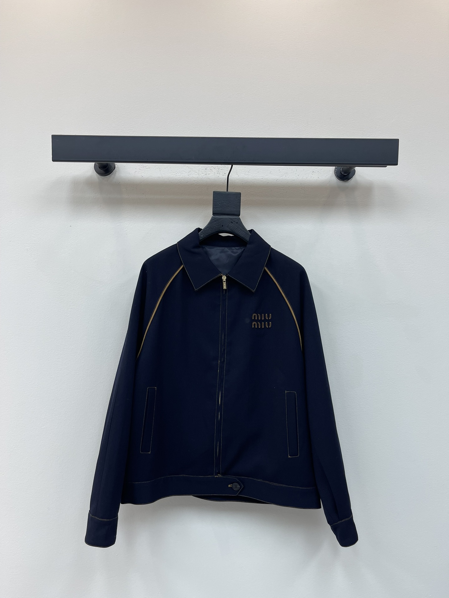 NO:480027,Miumi*25 early autumn new contrasting contour jacket. Customized YB material, texture and full of drape. Zippered jacket style, shoulder-drop lapel design, contrasting rag-shoulder-style directional modification of shoulder lines, double pockets on the hem three-dimensional tailoring. The capacity is more eye-catching and fashionable. The letter logo on the chest echoes the contrasting colors and is more eye-catching. The exquisite and durable details highlight the brand style, presenting a casual college old money style, and the outfit is fashionable and fashionable!  SML, miumiu, jackets & coats, jackets & coats, alexander wang19860909Miumi*25早秋新款撞色轮廓夹克外套.定制YB材质,质感光泽,垂感十足.拉链夹克版型,落肩翻领设计,撞色插肩式走向修饰肩部线条,下摆双口袋立体剪裁.容量增加更吸睛时髦,胸前字母徽标呼应撞色,点缀更亮眼,精致耐看的细节突出品牌格调,呈现随性学院老钱风格,穿搭时髦洋气！SML,,miumiu,jackets & coats,jackets & coats,alexander wang,Women's clothing