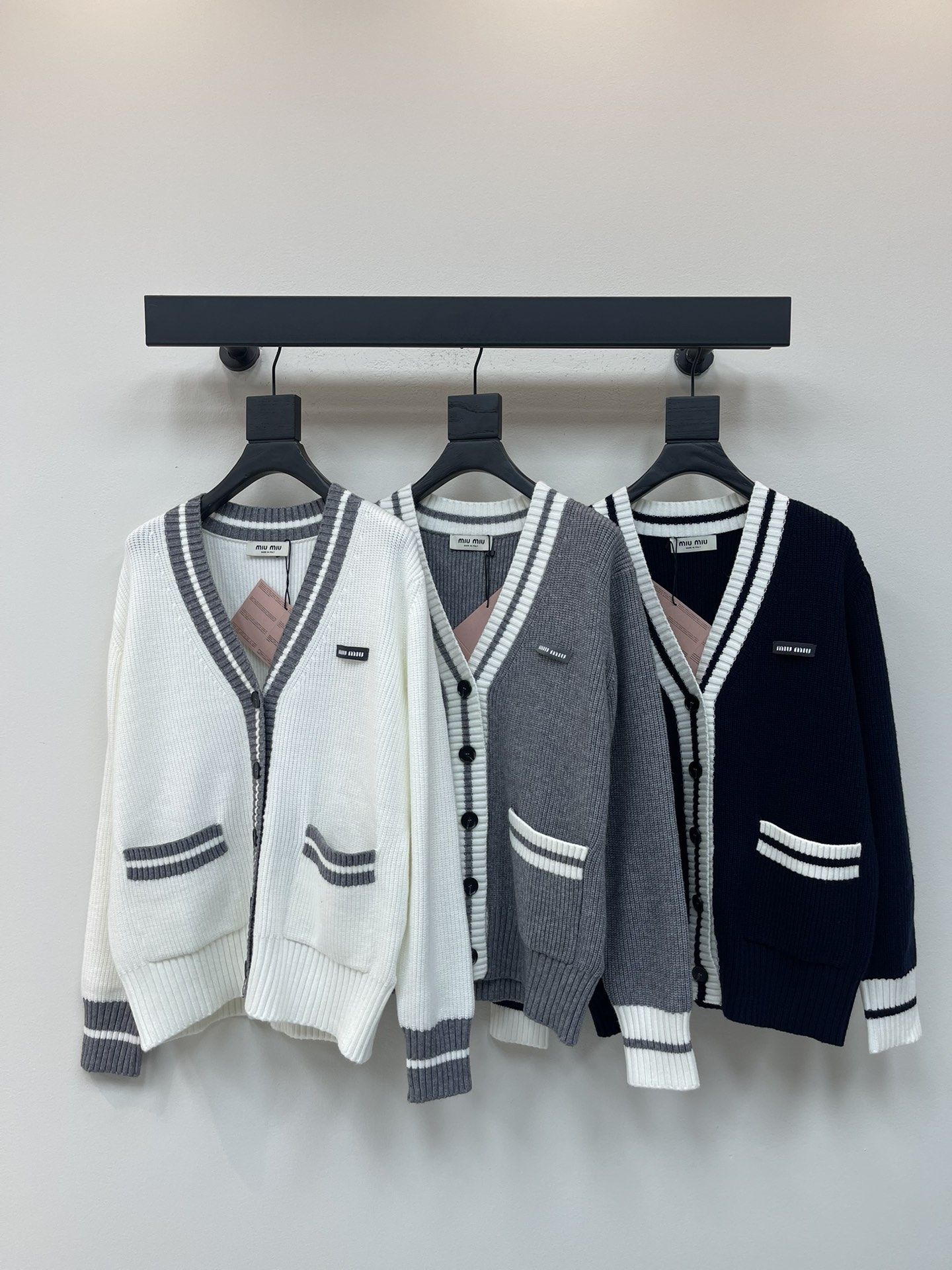 NO:475173,MiuMi*25 early autumn new crocheted knitted wool cardigan!  Customized wool yarn weaving, high-quality texture, comfortable and soft, V-neck knitted cardigan tailoring, dense knitted cold and windproof, full-body vertical knitted texture, full-body edging plus upper edge of pocket, all with white stripes contrasting color edging as the design highlights, the college is full of youthfulness, matched with the crochet letter logo on the chest, easily highlight the brand details, making autumn and winter outfits more literary and versatile, shoulder-length style, inclusive of body shape and fashionable and casual!  SML, miumiu, alexander wang19860909MiuMi*25早秋新款钩花针织羊毛开衫！定制羊毛纱线织造 质感高级 舒适柔软 V领针织开衫剪裁 密实针织御寒防风 通体竖针织纹理 通体包边外加口袋上缘 均以白色条纹撞色包边为设计亮点 学院青春感十足 搭配胸前钩花字母徽标 轻松突出品牌细节质感 让秋冬穿搭更文艺百搭 落肩中长款版型 包容身形穿搭时髦休闲！SML,,miumiu,alexander wang,Women's clothing