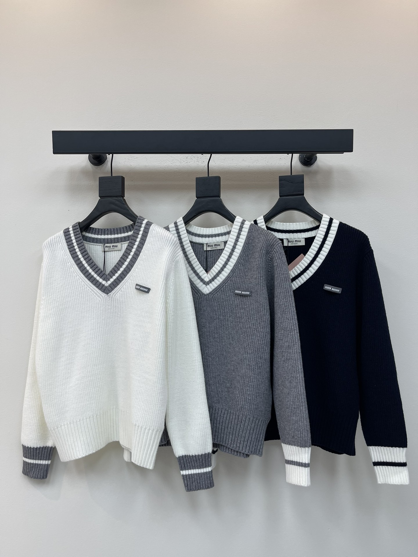 NO:475182,MiuMi*25 early autumn new crochet letter pullover knit sweater!  Customized wool yarn weaving, high-quality texture, comfortable and soft, pullover long-sleeved sweater cut, dense knitted cold and windproof, full-body vertical knitted texture, full-body edging, all with white stripes contrasting color edging as the design highlights, the college is full of youthfulness, matched with the crochet letter logo on the chest pocket, easily highlight the brand details, making autumn and winter outfits more literary and versatile, shoulder-length style, inclusive of body shape and fashionable and casual!  SML, miumiu, sweaters, alexander wang19860909MiuMi*25早秋新款钩花字母套头针织毛衣！定制羊毛纱线织造 质感高级 舒适柔软 套头长袖毛衣剪裁 密实针织御寒防风 通体竖针织纹理 通体包边 均以白色条纹撞色包边为设计亮点 学院青春感十足 搭配胸前口袋钩花字母徽标 轻松突出品牌细节质感 让秋冬穿搭更文艺百搭 落肩中长款版型 包容身形穿搭时髦休闲！SML,,miumiu,sweaters,alexander wang,Women's clothing