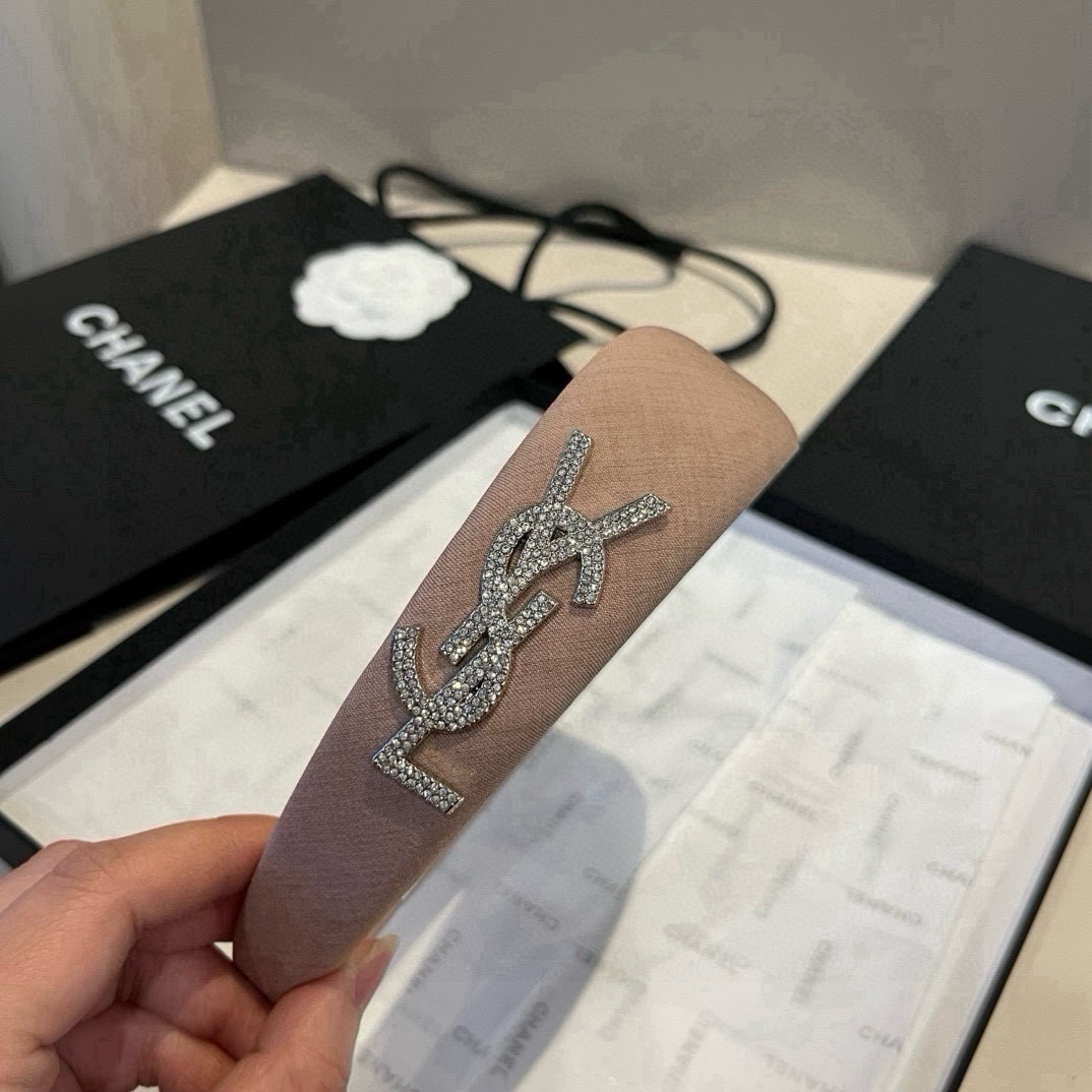 🆕


圣罗兰新款发箍