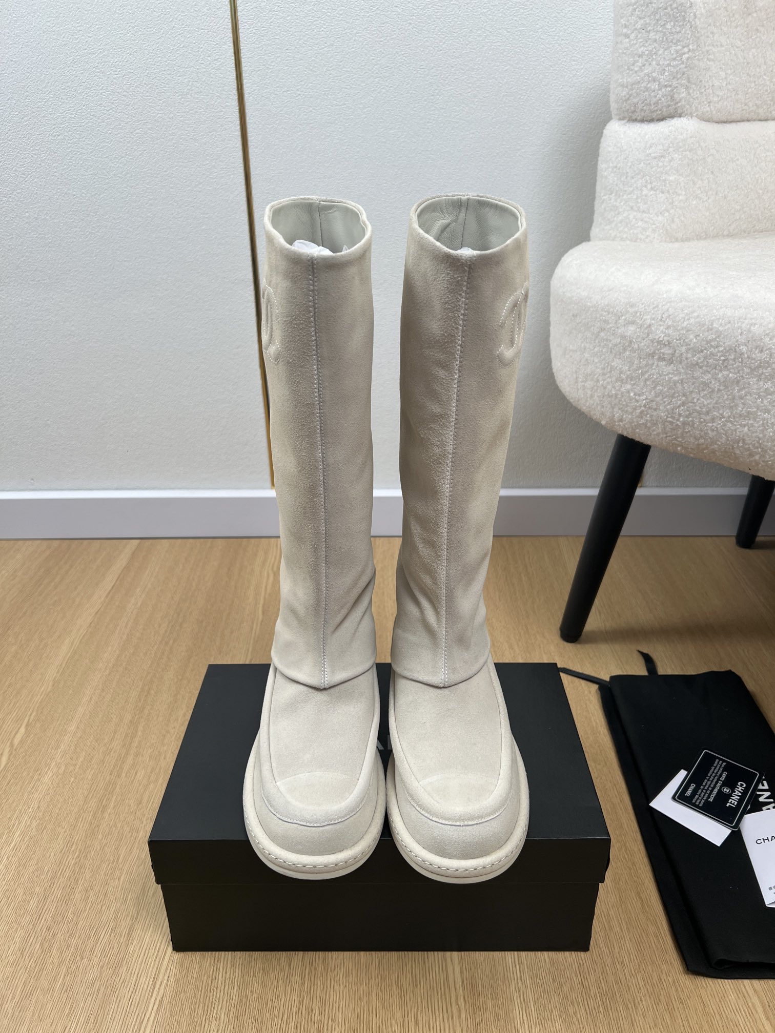NO:465317,CHANEL Chanel | 2025 Xiaoxiang 2025 autumn and winter new products, new counter boot series, love at first sight, Xiaohongshu strongly promotes short boots, which look good no matter how you match it, a must-have for fashionable beauty, Ms. Xiaoxiang loves simple and irresistible series/match shows a unique style of dressing, free mixing and matching, shines in place, and keeps up with Grandma Xiang’s fashion pace!  !  !  Exquisite details enlarge the original mold opening hardware buckle. Top version purchasing level creation & small people’s benefits. Thick sole. Heightening. Super slim. This year’s fairy must-have fashion items. Upper. Imported beef tiles. Inner. Imported sheepskin. Outsole. Original mold opening. Outsole. 2cm. Size: 35-41 (40.41 customization. No return or exchange). Boots. Chanel. Chanel. Boots. Sheepskin.19860909CHANEL香奈儿 | 2025  小香2025秋冬新品 专柜新款长靴系列 一见钟情 小红书力推款短靴,怎么搭配都好看,时髦精必备,小香女士钟爱简约又难以抗拒系/搭配展现与众不同的穿搭风格、自由混搭闪耀到位跟紧香奶奶时尚步伐！！！精致细节放大看原版开模五金扣 顶级版本代购级别打造&小个子的福利 厚底 增高 超级显瘦 今年小仙女♀必备时尚单品 鞋面 进口牛猄 内里 进口羊皮 大底 原版开模大底 大底 2cm 码数 35-41（40.41定制不退换）,靴子,chanel,chanel,boots,sheepskin,Women's Shoes