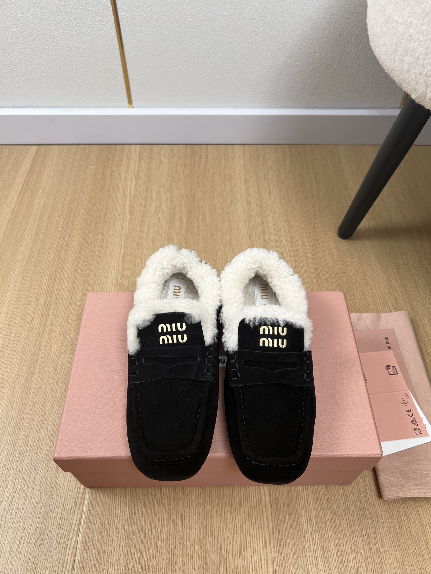 NO:465308,MiuMiu | 2025 miu home 2025 spring and summer new product, the latest hit show style square-headed wool loafers series, fashionable, simple and high-end, casually matched, very light and comfortable to wear, this year's main model, fashionable, simple and high-end, casually matched, very comfortable to wear, must-have for the year!  Original purchase and development, making products, miu's latest hit, avant-garde and bold design, Miu logo style is integrated into the simple lines of this leather sneaker. The unique logo is decorated on the tongue and back, embellished with retro design. The upper is imported high mercerized beef reverse velvet, the inner imported sheep curls, insoles imported sheep curls, outsole original open mold rubber outsole size 35-41 (customized for 40.41) Packaging original packaging, high heels, miumiu, loafers, high heels, sneakers19860909MiuMiu缪缪 | 2025 miu家2025春夏新品 专柜最新爆款走秀款方头羊毛乐福鞋系列 时尚 简约高级 随意搭配 上脚非常轻便舒适 今年主推款 时尚 简约高级 随意搭配 上脚非常舒适,年度必入款！原版购入开发 做货 miu家最新爆款 前卫大胆的设计 Miu logo 风格融于此款皮革运动鞋的简约线条.别致徽标饰于鞋舌与背面,点缀复古设计. 鞋面进口高丝光牛反绒 内里进口羊卷毛 鞋垫进口羊卷毛 大底原版开模橡胶大底 码数35-41（40.41定制） 包装原版包装,高跟鞋,miumiu,loafers,high heels,sneakers,Women's Shoes