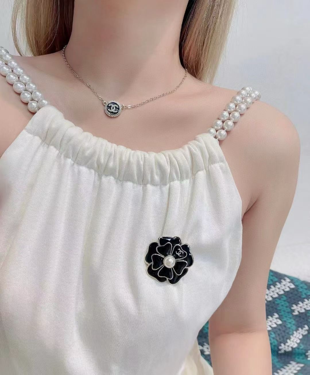 【今日新款】编码A789 🛍香奈儿胸针热销🔥爆上新🆕🆕🆕😎CHAN 25 黑色山茶花胸针🤩黑釉花瓣➕珍珠