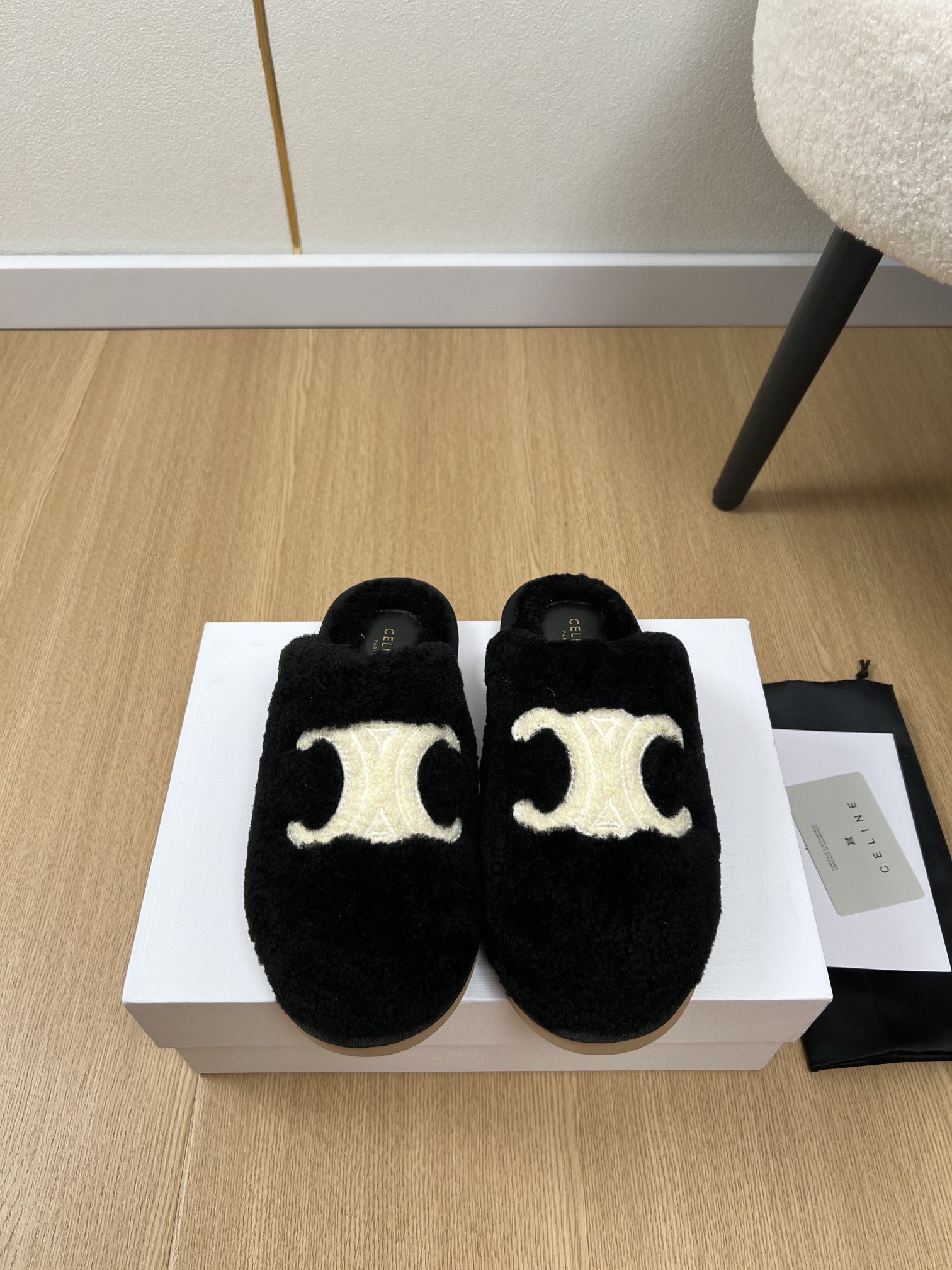 NO:465376,CELINE/Celin | 2025 Autumn and Winter New Products, Counter New Wool Semi-Train Series This season's Celine made me love it again!  There are too many beautiful shoes in this season. This wool drag really makes me unable to extricate myself. It's so cute. The furry wool is made of imported A-grade wool from Europe. It is both fashionable and warm. I buy fur slippers every year. It is a universal and versatile artifact. It must be purchased in this autumn and winter!  Upper Imported wool Inner Wool Outsole Original open molded outsole Size 35-41 (40.41 custom made without return or exchange), semi-dragged fur shoes, celine, celine, slippers19860909CELINE/赛琳 | 2025 2025秋冬新品 专柜新款羊毛半拖系列  这一季的赛琳又让我重新爱了它一次！ 这季节美鞋太多这款毛拖真的是让我无法自拔真太可爱了～ 毛茸茸的羊毛是选用欧洲进口A级羊毛 既时髦又有温度每年都会入手毛毛拖鞋, 万能百搭神器,这个秋冬必入单品！ 鞋面 进口羊毛 内里 羊毛 大底 原版开模大底 码数 35-41（40.41定制不退换）,半拖毛毛鞋,celine,celine,slippers,Women's Shoes