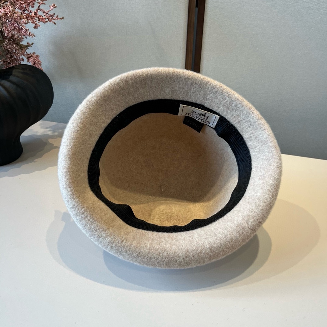 🆕

爱马仕新款羊毛卷边盆帽，不规则剪裁设计，头围57cm
