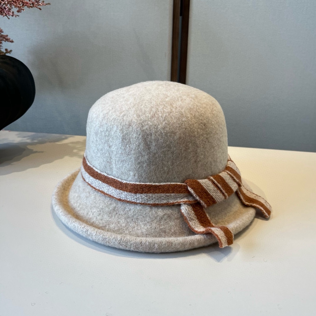 🆕

爱马仕新款羊毛卷边盆帽，不规则剪裁设计，头围57cm
