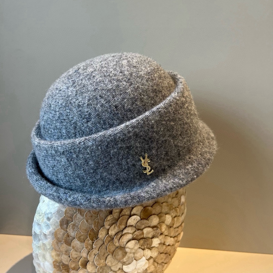 🆕

ysl圣罗兰新款羊毛卷边盆帽，不规则剪裁设计，头围57cm
