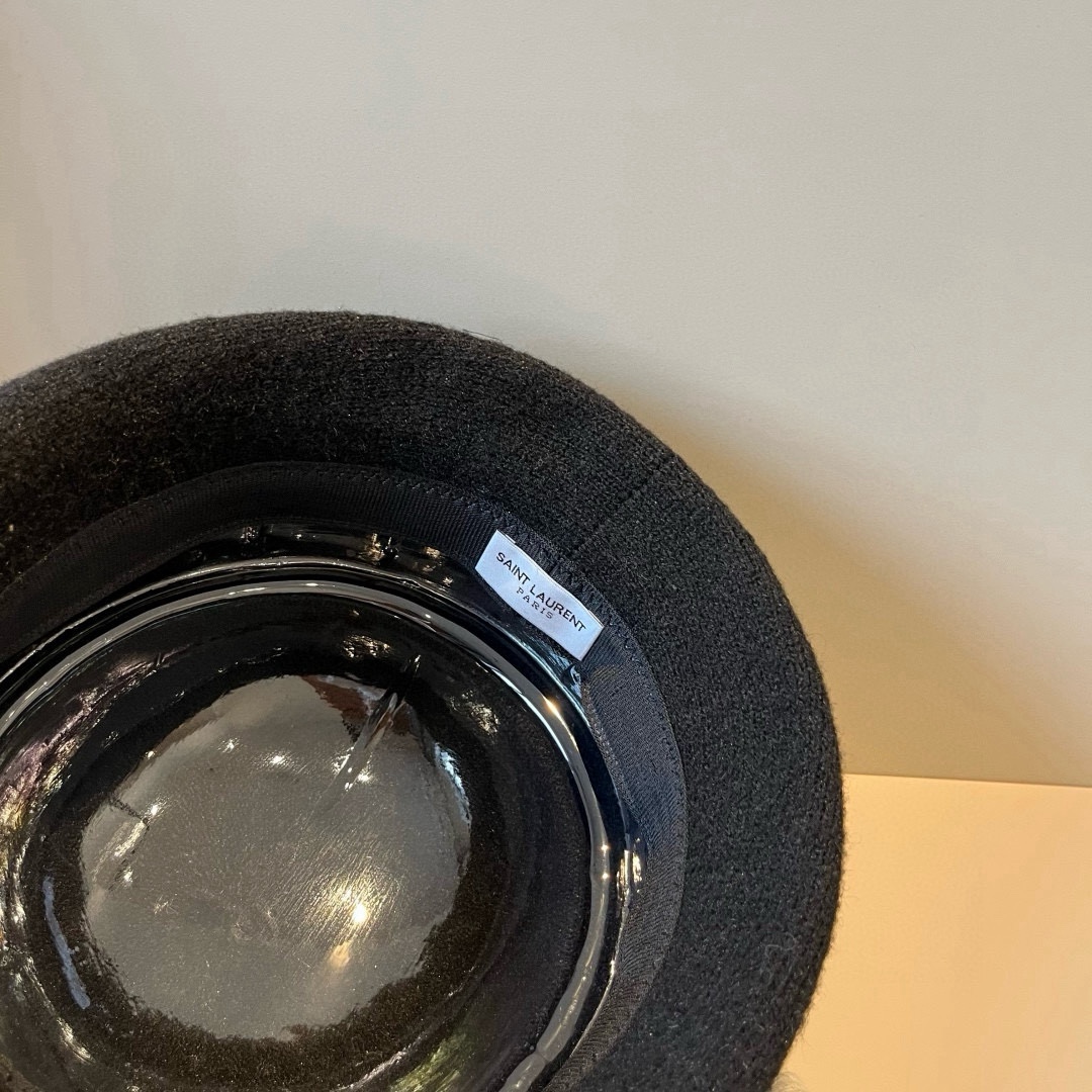 🆕

ysl圣罗兰新款羊毛卷边盆帽，不规则剪裁设计，头围57cm
