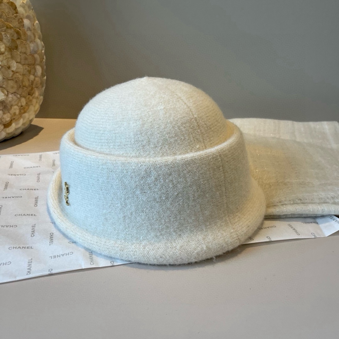 🆕

ysl圣罗兰新款羊毛卷边盆帽，不规则剪裁设计，头围57cm
