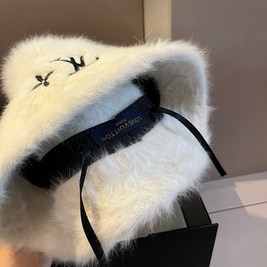 🆕

Lv路易威登秋冬新款渔夫帽，手抓帽，可折叠，黑 白两色，头围57cm