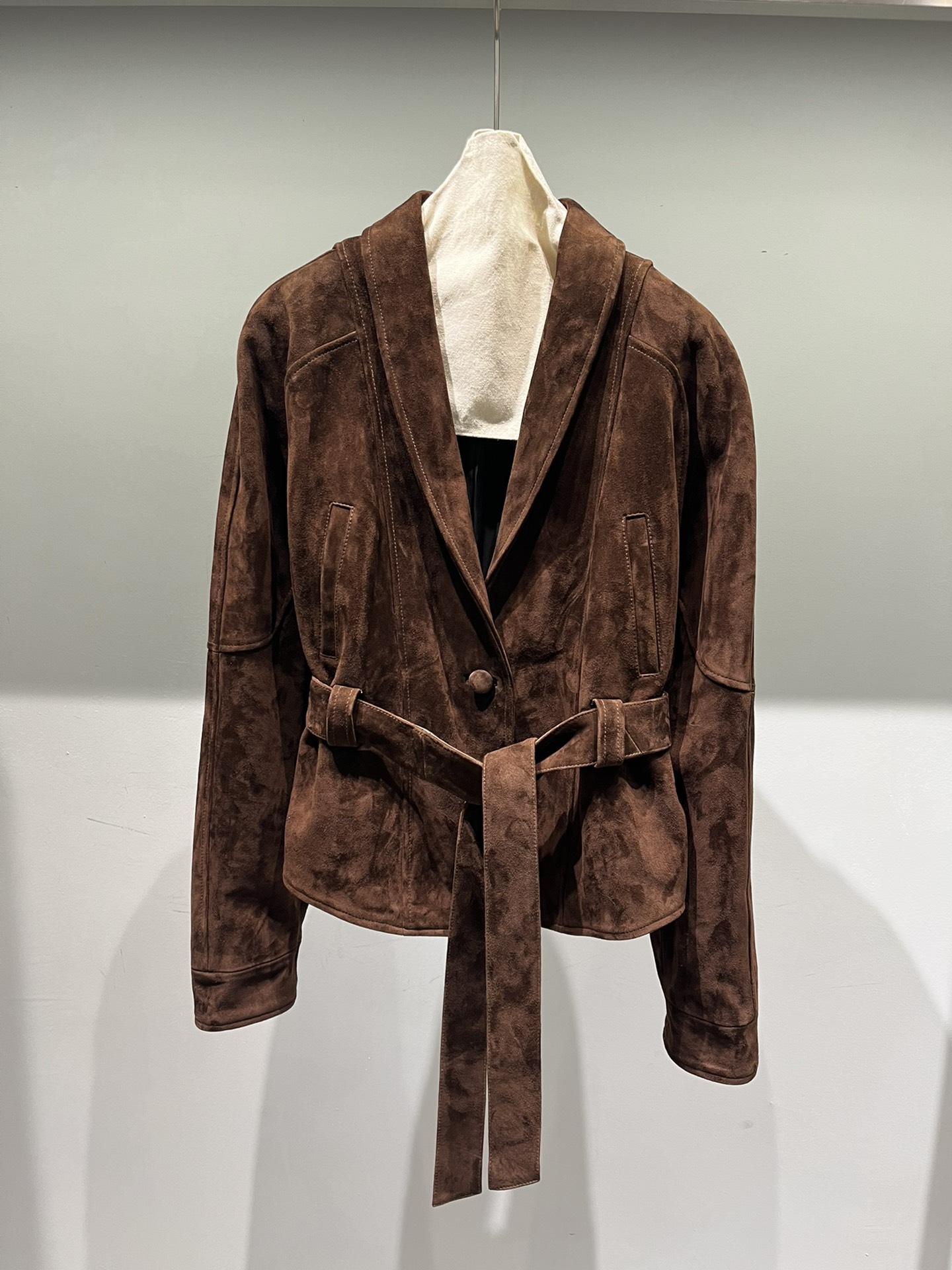 NO:721770,This brown is a lighter reddish brown than last year. It looks like it is under spotlights. The suede leather will have a slight color difference under different lights. Saint Laurent-clothing, saint laurent,19860909这个棕色是比去年浅一点的红棕色,射灯下效果,反绒皮在不同光线下会有点色差.,圣罗兰-服装,saint laurent,,Women's clothing