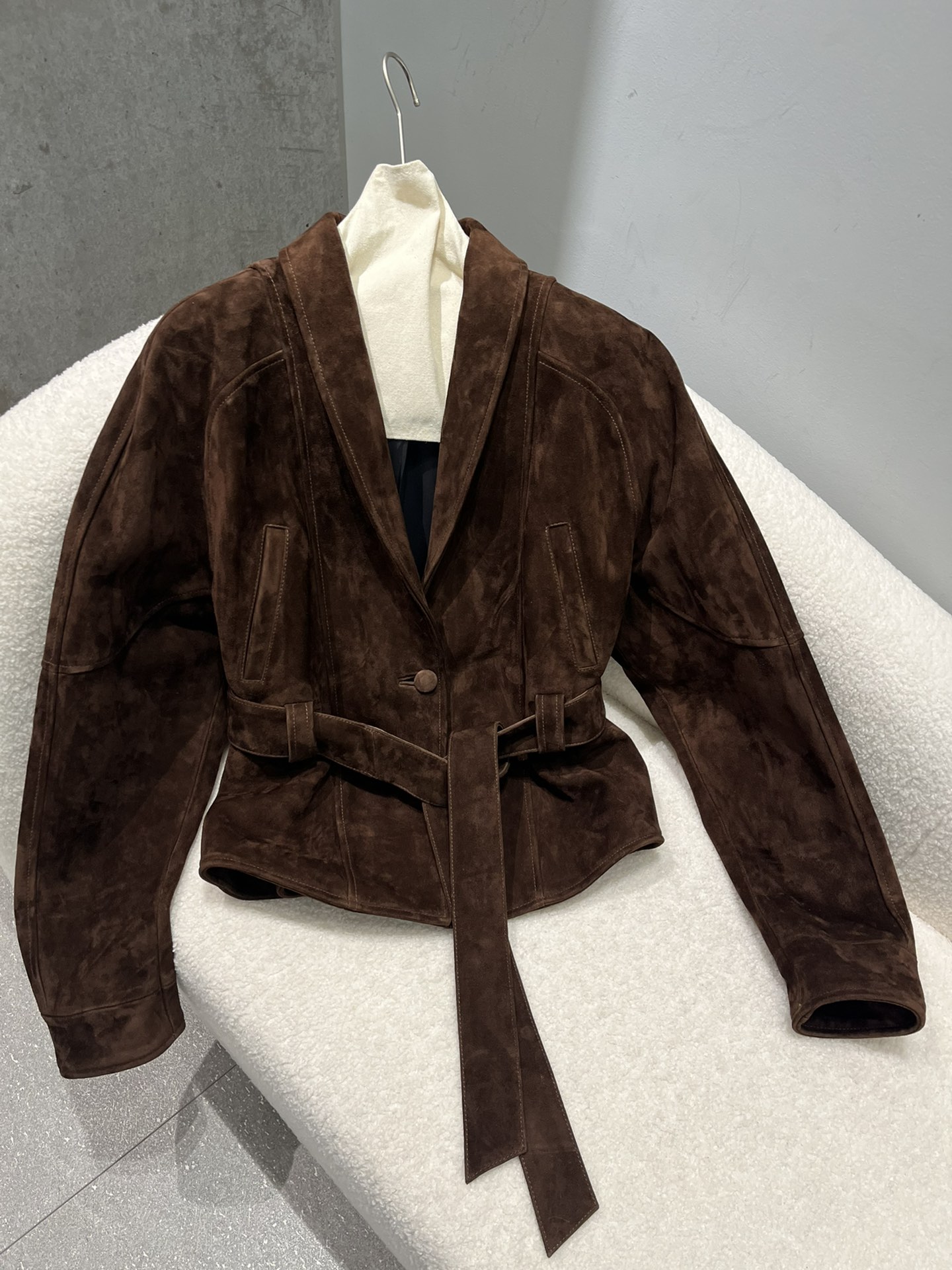 NO:721781,This brown is a lighter reddish brown than last year. It looks like under spotlights. The suede leather will have a slight color difference under different lights. S- Xl, wide version. The collar can also be worn standing up, women's clothing,19860909这个棕色是比去年浅一点的红棕色,射灯下效果,反绒皮在不同光线下会有点色差. S- Xl,阔版.领子还可以立起来穿,女装,,Women's clothing