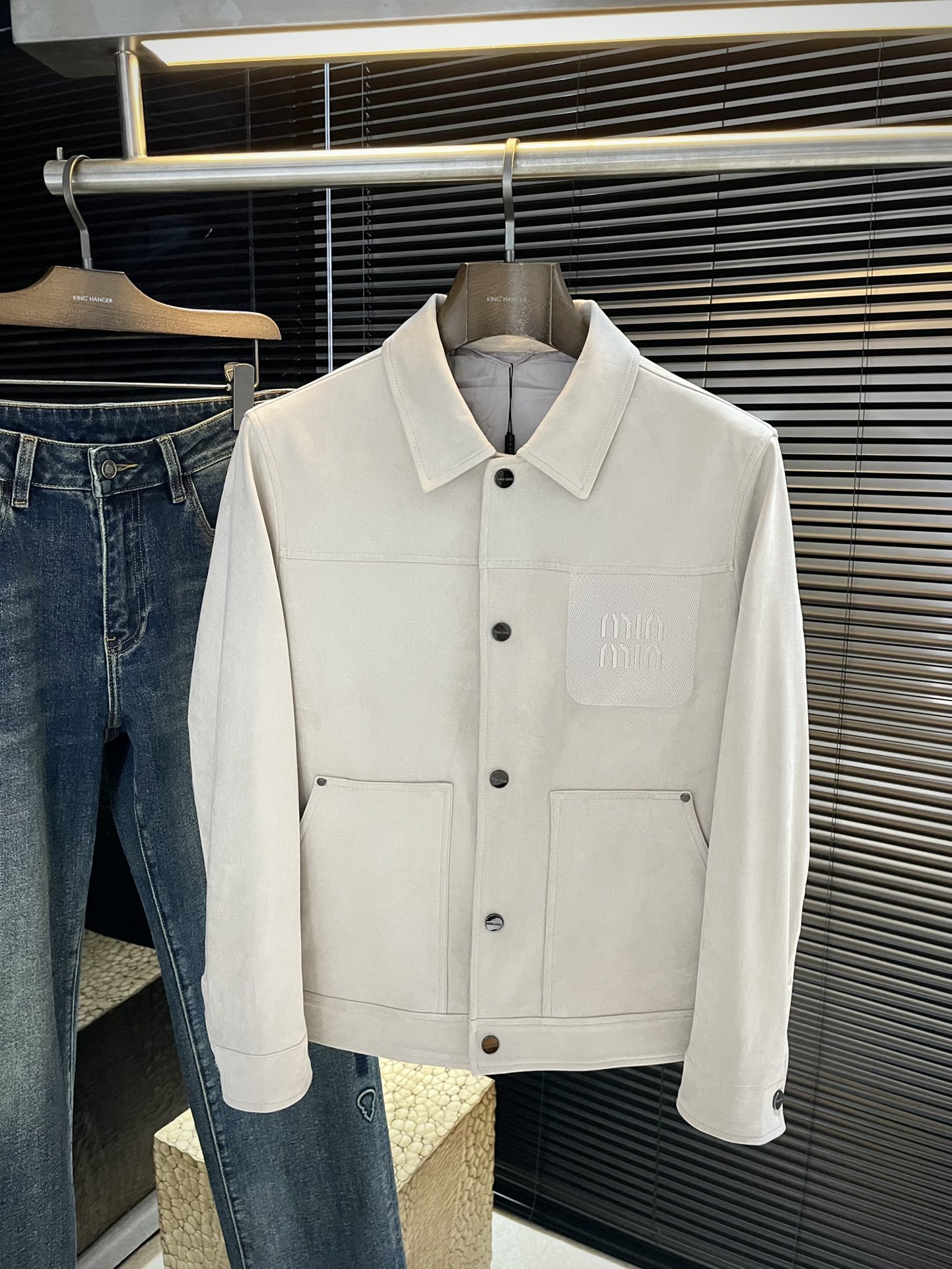 NO:517930,P mi mi (Miao Miu) is a big recommendation!  2025 autumn and winter new products are released simultaneously on the official website. Simple and elegant jackets are imported. The original high-quality deer leather fabric is absolutely breathable. The placket design makes it more youthful and energetic. The carriage is neat and flat. All hardware accessories are top-grade accessories with logos. It is obvious that they are high-end fabrics. This fabric is a good product from regular manufacturers. There is no picky place. This jacket is often worn and has strong practicality. Size 48-56,, jackets & coats, jackets & coats, alexander wang19860909P mi mi（缪缪）重磅推荐！2025秋冬新品 官网同步发售 简约大方夹克 进口原版高品质鹿皮绒面料,垂度和光泽绝对是提气,门襟设计 更显青春活力,车工走线整齐平整,所有五金附料都是客供带logo顶级配件 一看就是高档的面料 这种面料都是定织的 正规大厂途径出来的好货,无任何有挑剔的地方 这样的一件外套属于常备常穿的,实用性很强.尺码 48-56,,jackets & coats,jackets & coats,alexander wang,Men's clothing