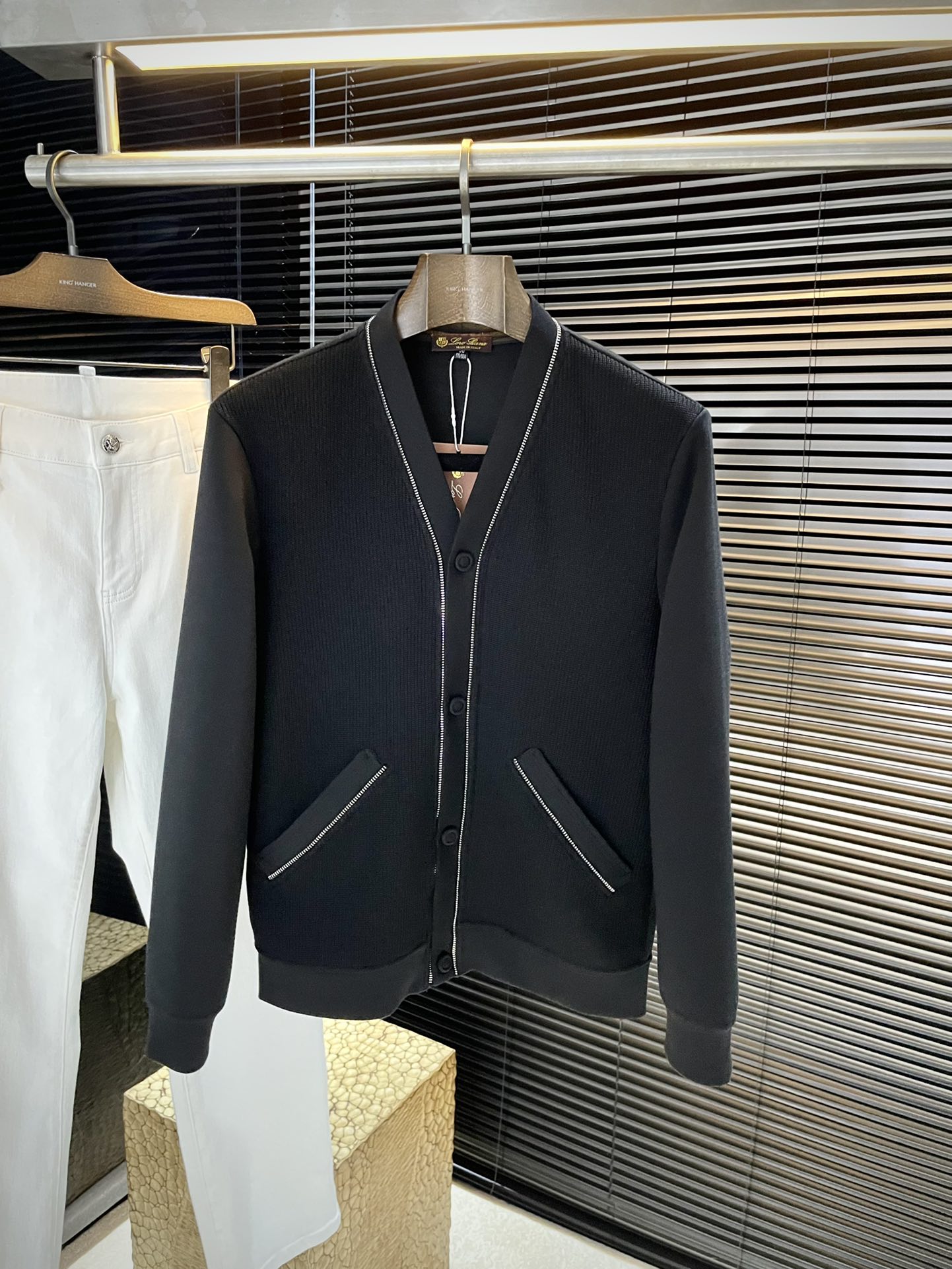 NO:517932,P LP (Nuoyou Pianya) is a major recommendation!  2025 autumn and winter new products are released simultaneously on the official website. Simple and elegant sweatshirt jackets. Imported original high-quality viscose fabrics. The sag and luster are definitely refreshing. The placket design makes it more youthful and energetic. The turning work is neat and flat. All hardware accessories are top-grade accessories with logos. It is obvious that they are high-end fabrics. This fabric is a regular woven. It is a good product from the regular factory. There is no picky place. This jacket is often worn and has strong practicality. Size 48-56,,loro piano,hoodie,sweatshirts,jackets & coats,jackets & coats,alexander wang19860909P LP（诺悠翩雅）重磅推荐！2025秋冬新品 官网同步发售 简约大方卫衣夹克 进口原版高品质粘纤面料,垂度和光泽绝对是提气,门襟设计 更显青春活力,车工走线整齐平整,所有五金附料都是客供带logo顶级配件 一看就是高档的面料 这种面料都是定织的 正规大厂途径出来的好货,无任何有挑剔的地方 这样的一件外套属于常备常穿的,实用性很强.尺码 48-56,,loro piana,hoodie,sweatshirts,jackets & coats,jackets & coats,alexander wang,Men's clothing