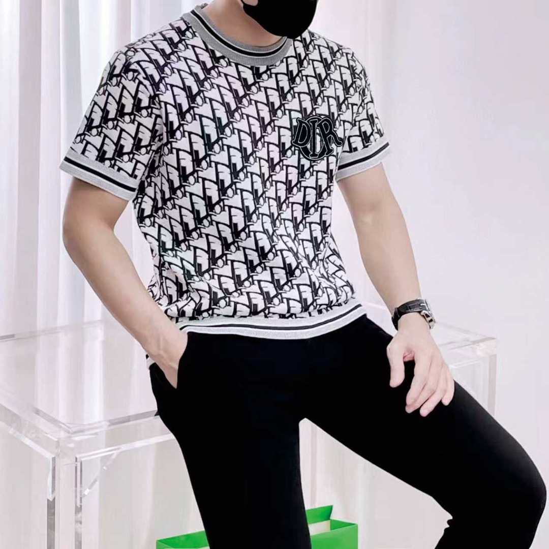 NO:519667,Dior 2025 autumn and winter new men's top lapel knitted short-sleeved T-shirt, the latest brand design elements!  Neither monotonous nor complicated, it shows taste just right!  Customized Yilite's top original exclusive fabrics!  Breathable, comfortable and breathable, the unique high-end fabric presents a simple and elegant temperament!  The matching design is extremely charming with the brand’s unique style!  Standard cut design!  Every detail is a synchronized with high-end fashion. Size: M-3XL 8585, dior, T-shirt, tees, t-shirt, alexander wang19860909迪奥 2025秋冬新款男士顶级翻领针织短袖T恤,品牌最新设计元素！既不单调也不复杂,恰到好处的展现品味！客供定制伊力特顶级原版专属面料！透气舒适透气根本不在话下,面料独具的高奢感呈现简约优雅气质！搭配设计极具品牌独特风格魅力！标准裁剪设计！每一处细节都是与高端时尚同步的体现.尺码:M-3XL 8585,,dior,T-shirt,tees，t-shirt,alexander wang,Men's clothing