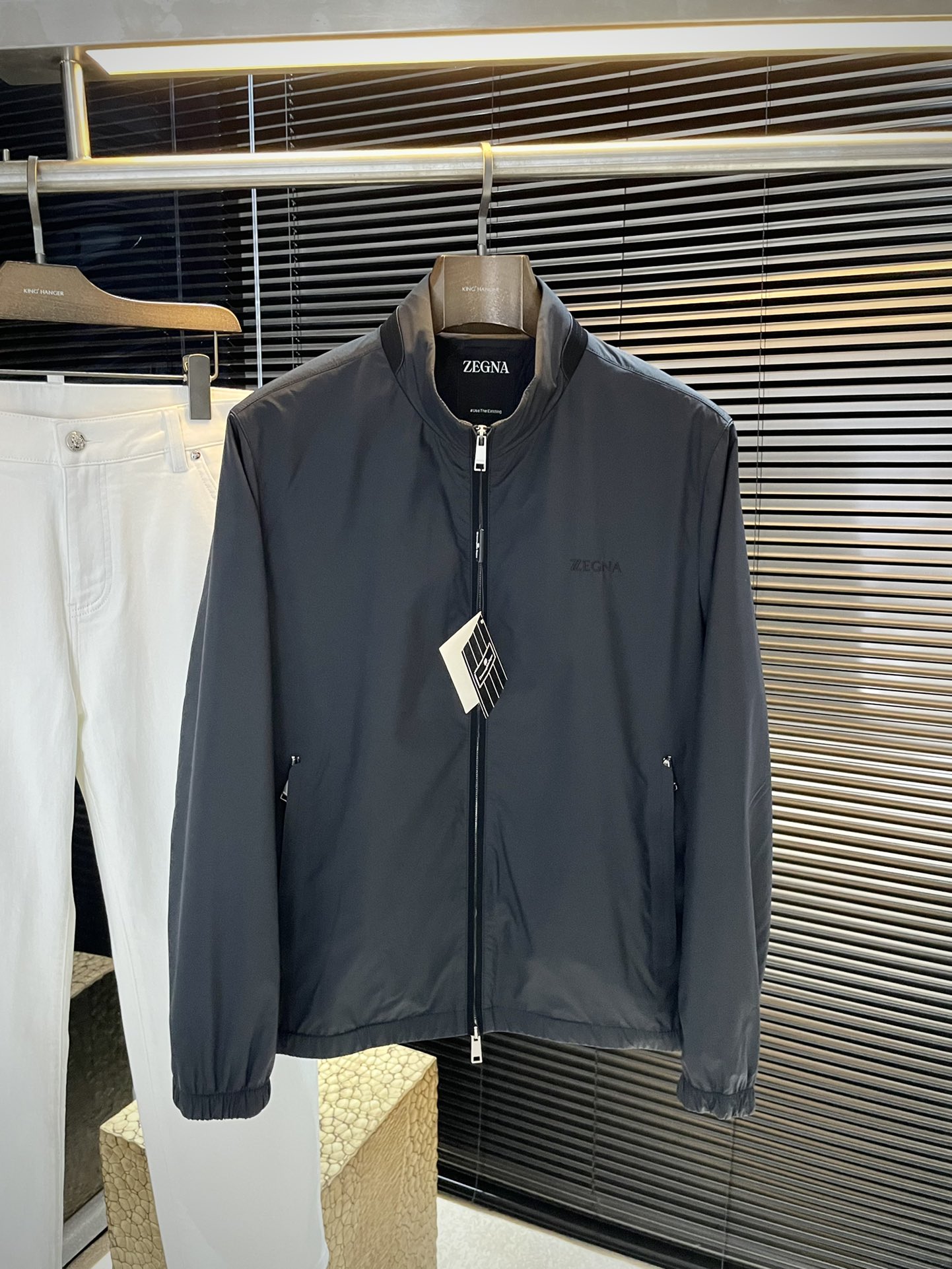 NO:517936,P Z Zegn (Jenia) is a big recommendation!  2025 autumn and winter new products are released simultaneously on the official website. Simple and elegant jackets are imported. The original high-quality polyester fiber fabric has a sag and luster that is definitely refreshing. The placket design makes it more youthful and energetic. The turning work is neat and flat. All hardware accessories are top-grade accessories with logos. It is obvious that they are high-end fabrics. This fabric is a regular woven. It is a good product from the regular factory. There is no picky place. This jacket is often worn and has strong practicality. Size 48-56,,zegna, jackets & coats, jackets & coats, alexander wang19860909P Z Zegn（杰尼亚）重磅推荐！2025秋冬新品 官网同步发售 简约大方夹克 进口原版高品质聚脂纤维面料,垂度和光泽绝对是提气,门襟设计 更显青春活力,车工走线整齐平整,所有五金附料都是客供带logo顶级配件 一看就是高档的面料 这种面料都是定织的 正规大厂途径出来的好货,无任何有挑剔的地方 这样的一件外套属于常备常穿的,实用性很强.尺码 48-56,,zegna,jackets & coats,jackets & coats,alexander wang,Men's clothing