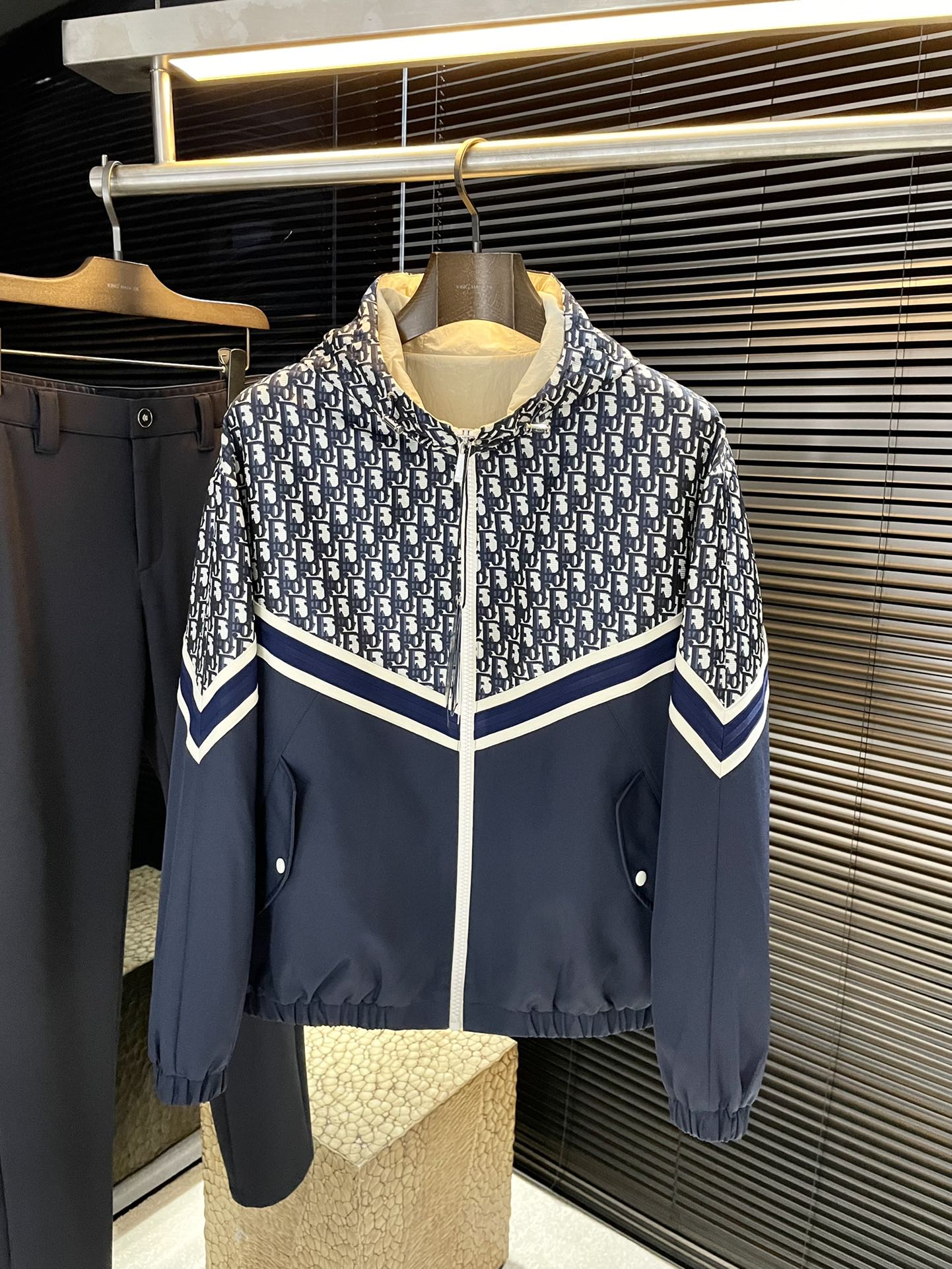 NO:517938,P Dio- (Dio) big recommendation!  2025 autumn and winter new products are released simultaneously on the official website. Simple and elegant jackets are imported. The original high-quality polyester fiber fabric has a sag and luster that is definitely refreshing. The placket design makes it more youthful and energetic. The turning work is neat and flat. All hardware accessories are top-grade accessories with logos. It is obvious that they are high-end fabrics. This fabric is a custom-woven product. It is a good product from regular manufacturers. There is no picky place. This jacket is often worn and has strong practicality. Size 48-56,,dior,dior,jackets & coats,jackets & coats,alexander wang19860909P Dio-（迪奥）重磅推荐！2025秋冬新品 官网同步发售 简约大方夹克 进口原版高品质聚脂纤维面料,垂度和光泽绝对是提气,门襟设计 更显青春活力,车工走线整齐平整,所有五金附料都是客供带logo顶级配件 一看就是高档的面料 这种面料都是定织的 正规大厂途径出来的好货,无任何有挑剔的地方 这样的一件外套属于常备常穿的,实用性很强.尺码 48-56,,dior,dior,jackets & coats,jackets & coats,alexander wang,Men's clothing