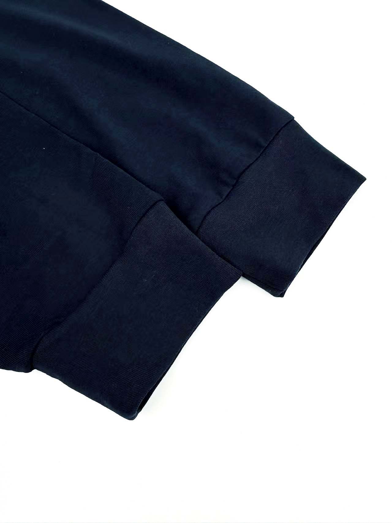 。Miu Miu 徽标刺绣长袖定制定染奢逸双股绵柔缎 柔软细腻 舒适贴肤 邂逅蓝调中的高雅秘境 优雅而深