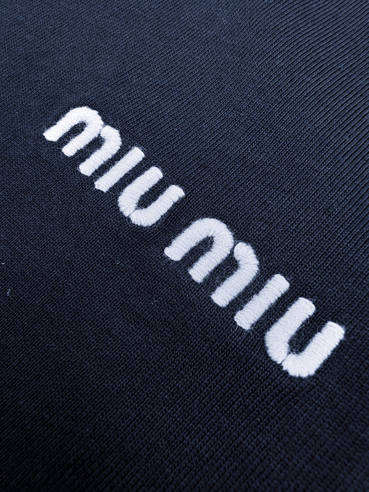 。Miu Miu 徽标刺绣长袖定制定染奢逸双股绵柔缎 柔软细腻 舒适贴肤 邂逅蓝调中的高雅秘境 优雅而深