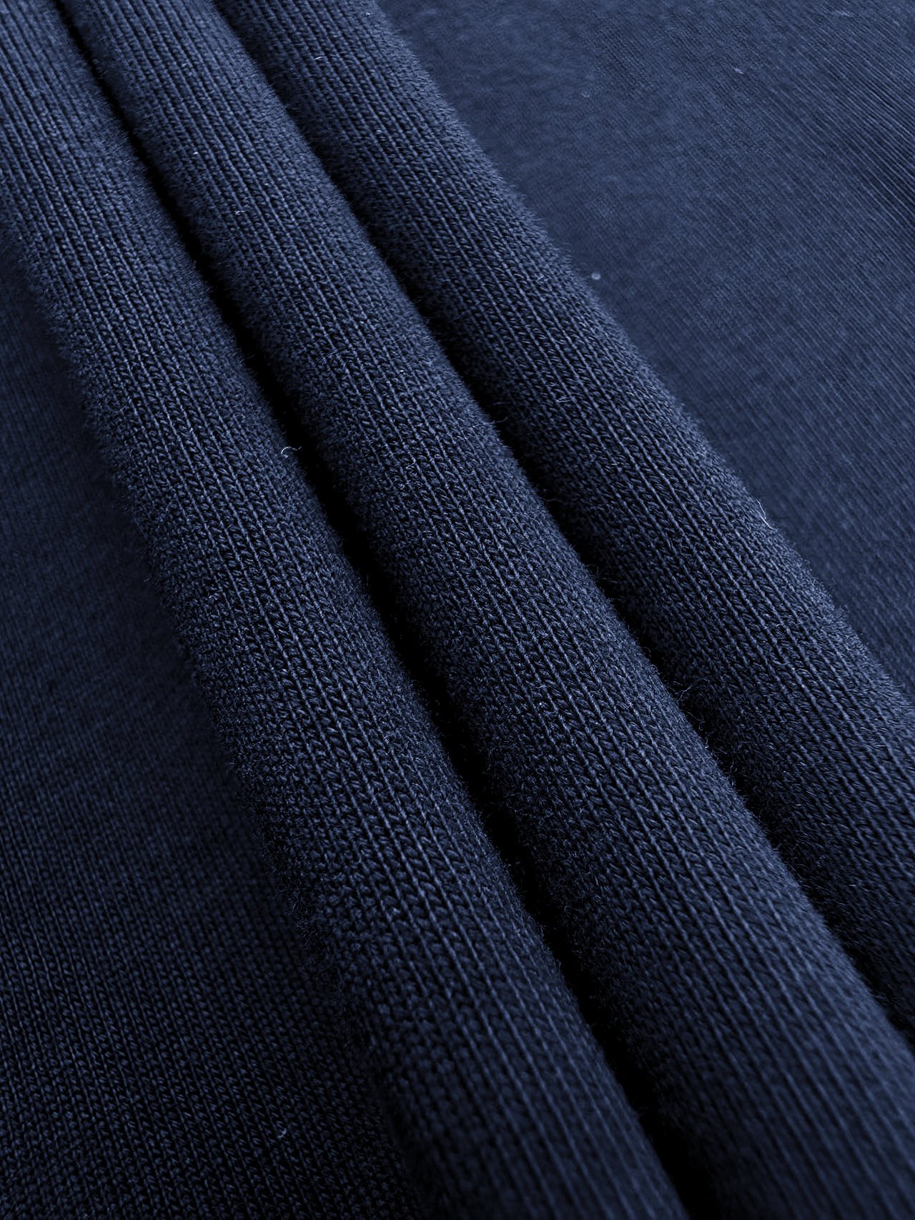 。Miu Miu 徽标刺绣长袖定制定染奢逸双股绵柔缎 柔软细腻 舒适贴肤 邂逅蓝调中的高雅秘境 优雅而深