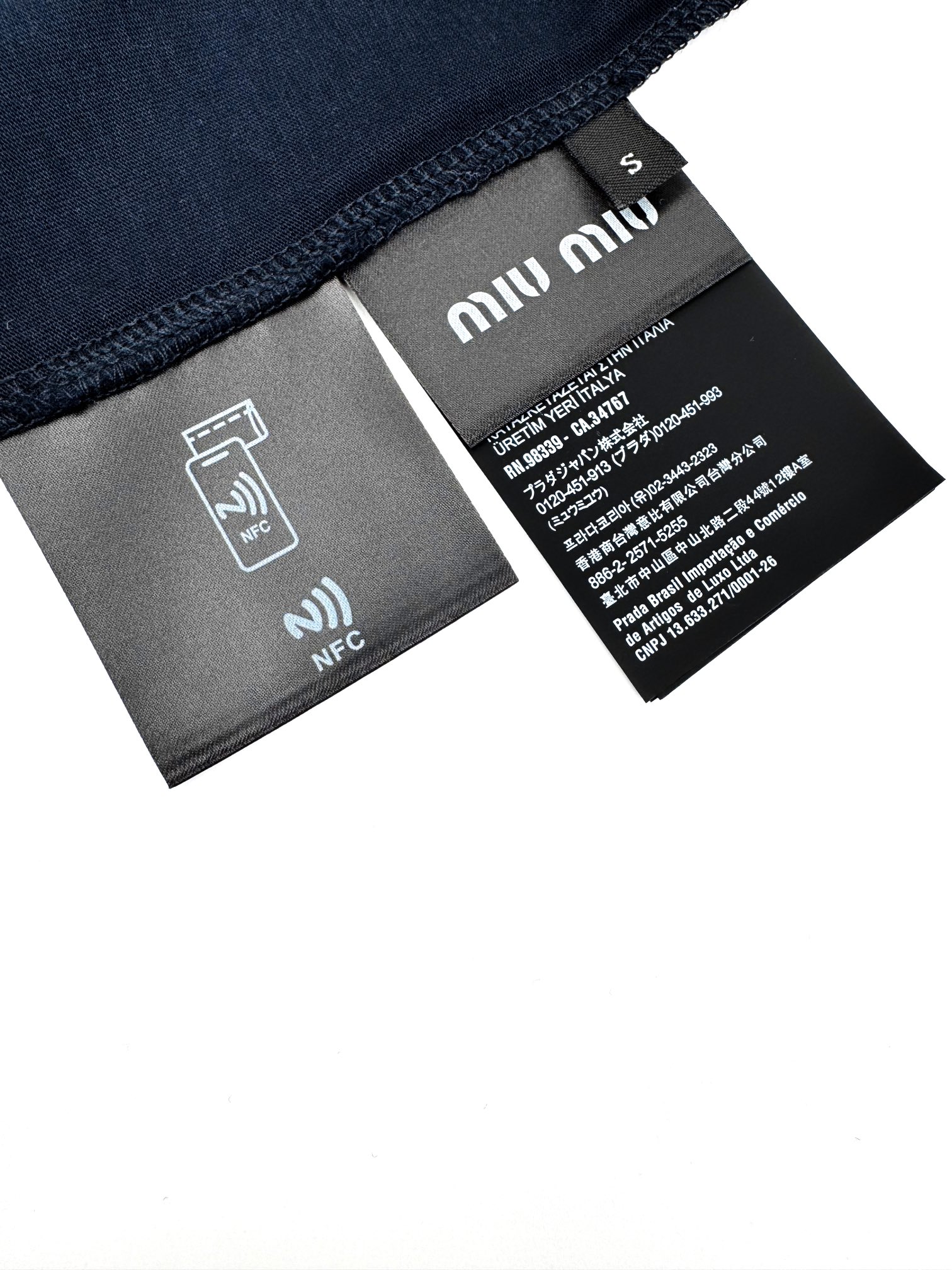 。Miu Miu 徽标刺绣长袖定制定染奢逸双股绵柔缎 柔软细腻 舒适贴肤 邂逅蓝调中的高雅秘境 优雅而深