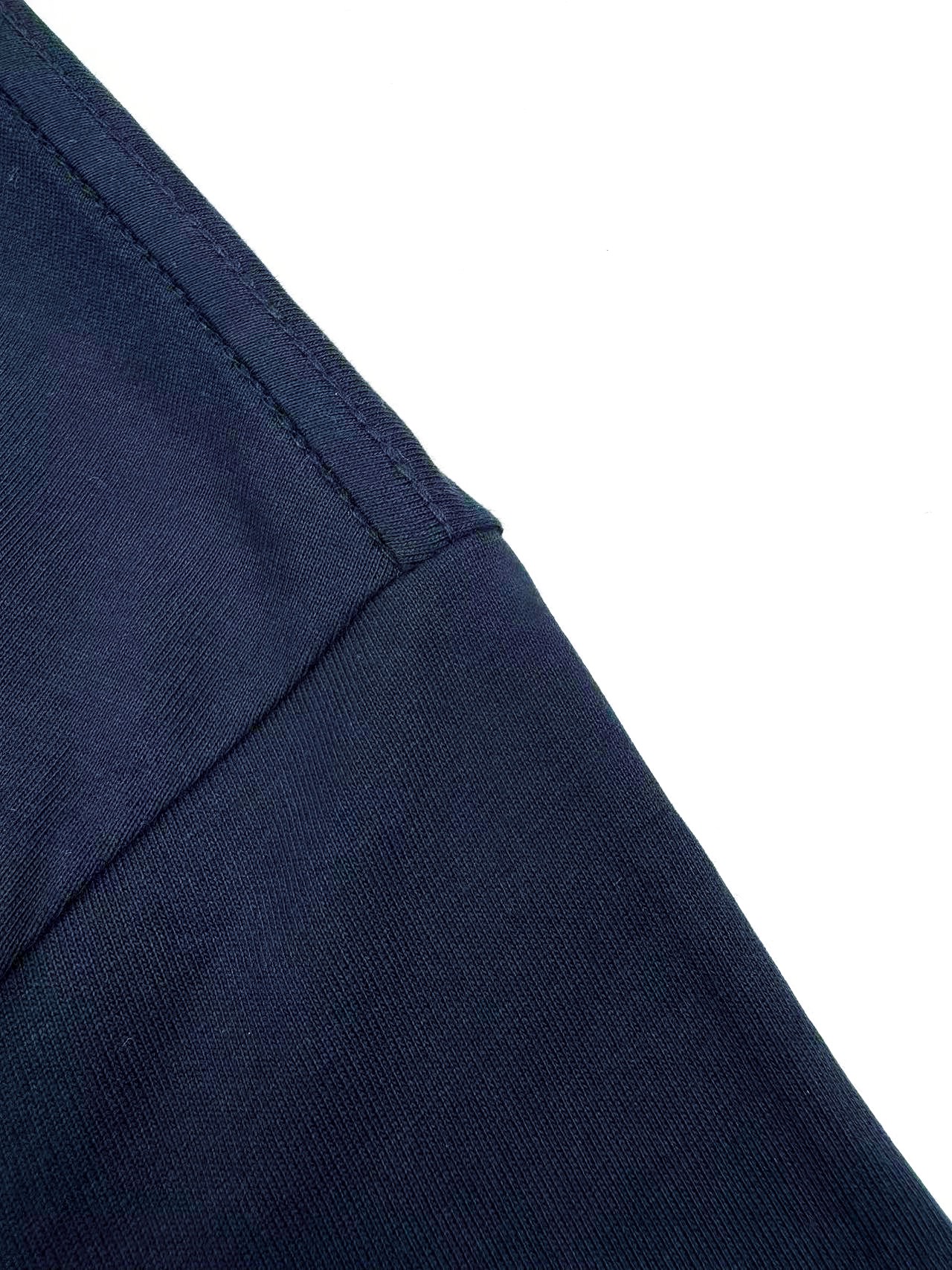 。Miu Miu 徽标刺绣长袖定制定染奢逸双股绵柔缎 柔软细腻 舒适贴肤 邂逅蓝调中的高雅秘境 优雅而深