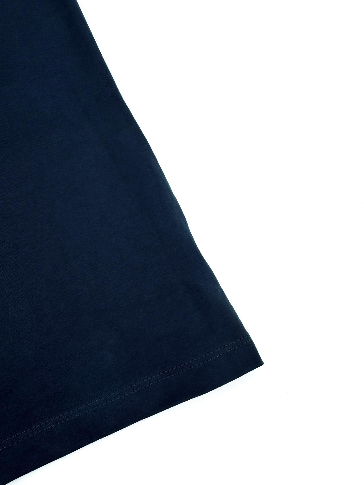 。Miu Miu 徽标刺绣长袖定制定染奢逸双股绵柔缎 柔软细腻 舒适贴肤 邂逅蓝调中的高雅秘境 优雅而深