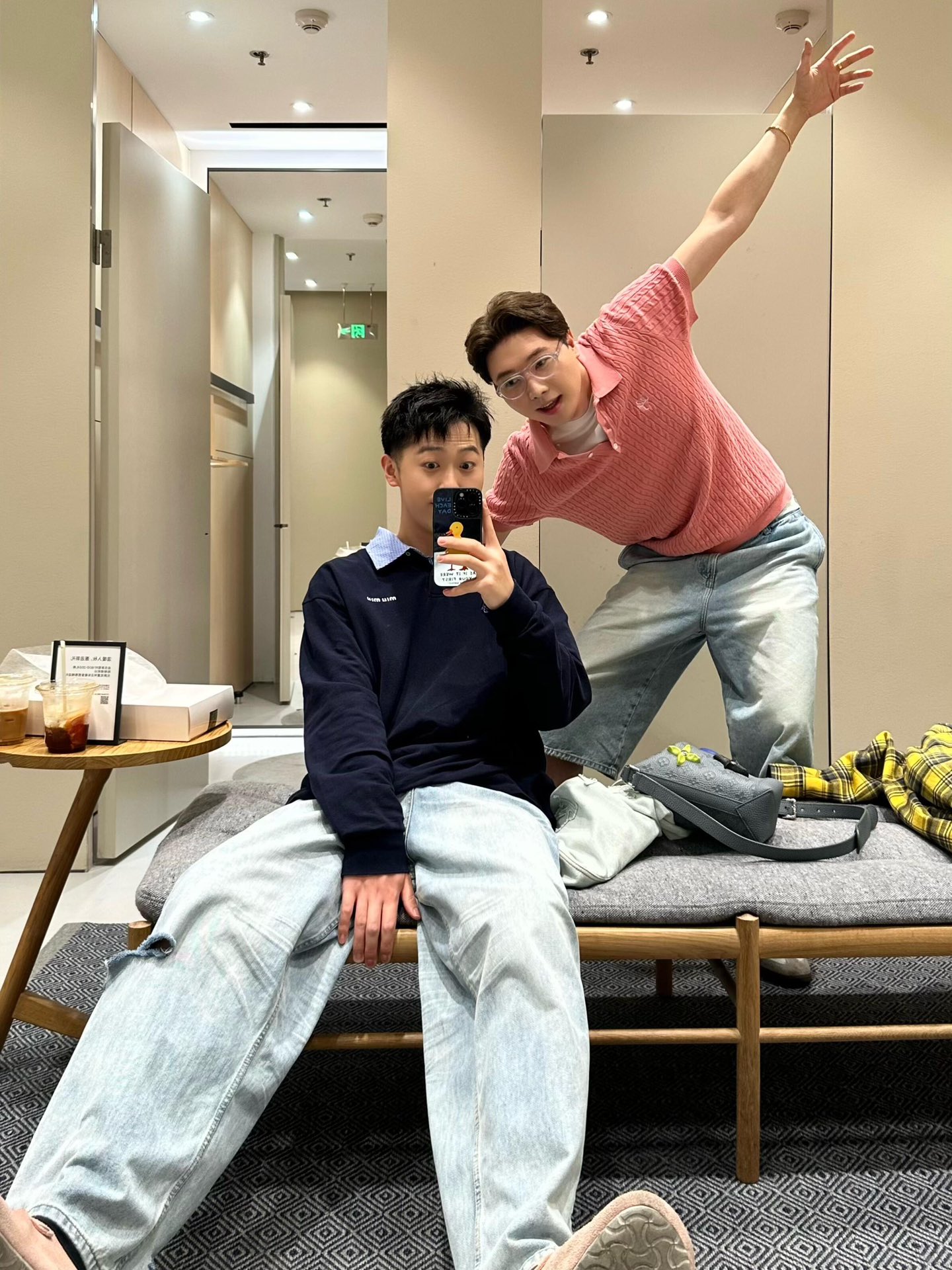 。Miu Miu 徽标刺绣长袖定制定染奢逸双股绵柔缎 柔软细腻 舒适贴肤 邂逅蓝调中的高雅秘境 优雅而深