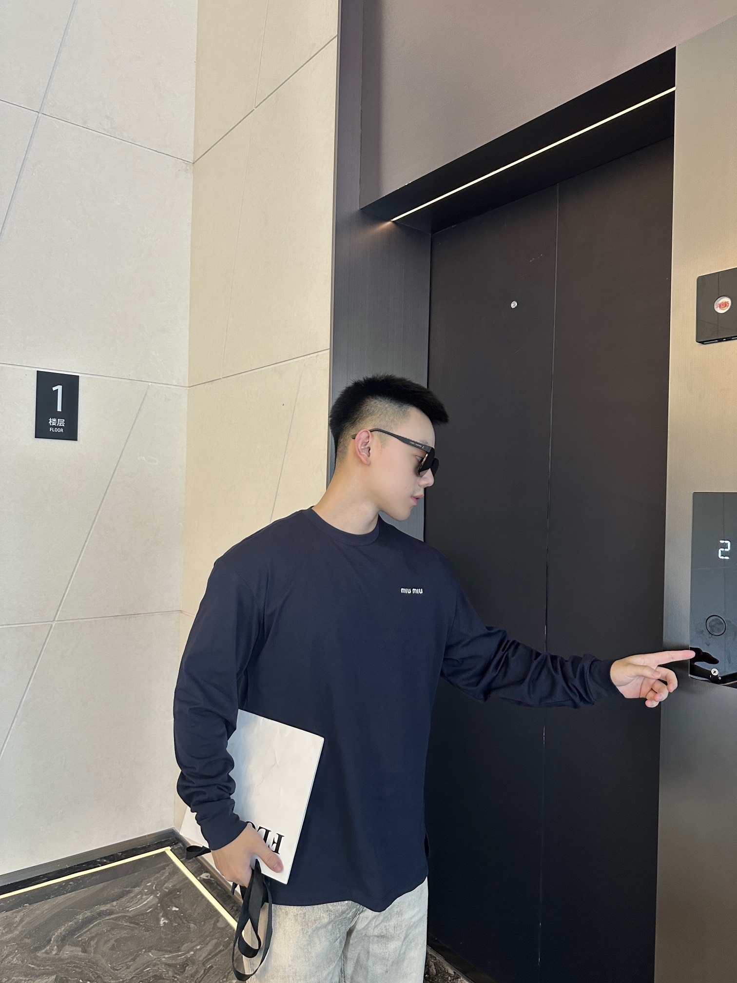 。Miu Miu 徽标刺绣长袖定制定染奢逸双股绵柔缎 柔软细腻 舒适贴肤 邂逅蓝调中的高雅秘境 优雅而深