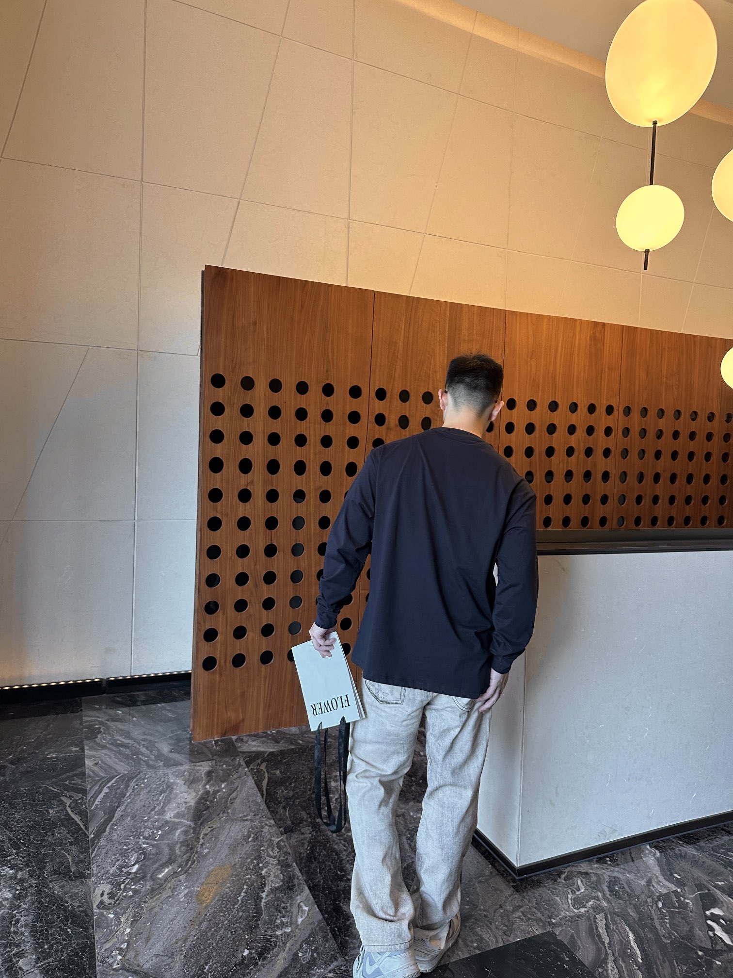 。Miu Miu 徽标刺绣长袖定制定染奢逸双股绵柔缎 柔软细腻 舒适贴肤 邂逅蓝调中的高雅秘境 优雅而深