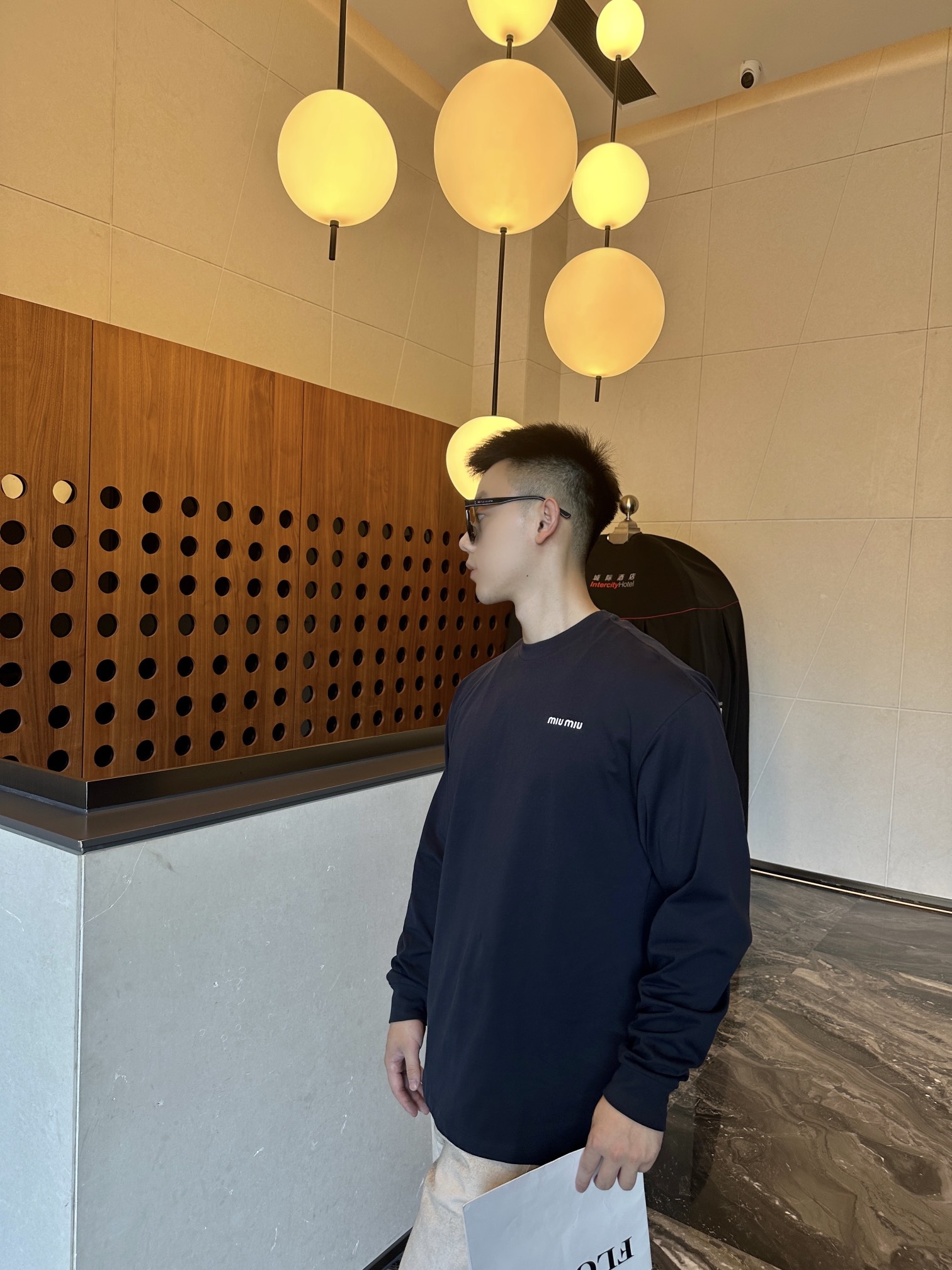 。Miu Miu 徽标刺绣长袖定制定染奢逸双股绵柔缎 柔软细腻 舒适贴肤 邂逅蓝调中的高雅秘境 优雅而深