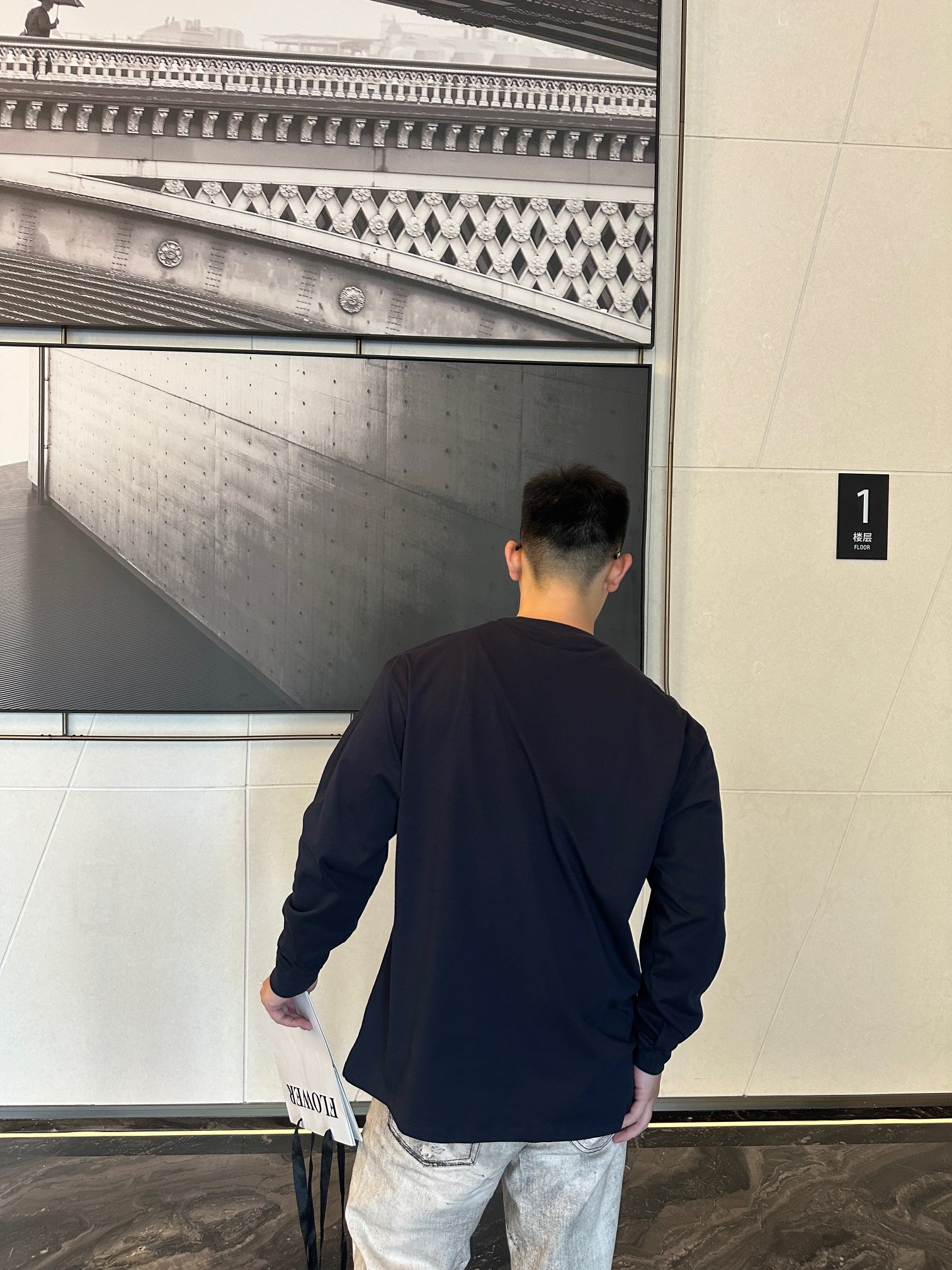 。Miu Miu 徽标刺绣长袖定制定染奢逸双股绵柔缎 柔软细腻 舒适贴肤 邂逅蓝调中的高雅秘境 优雅而深