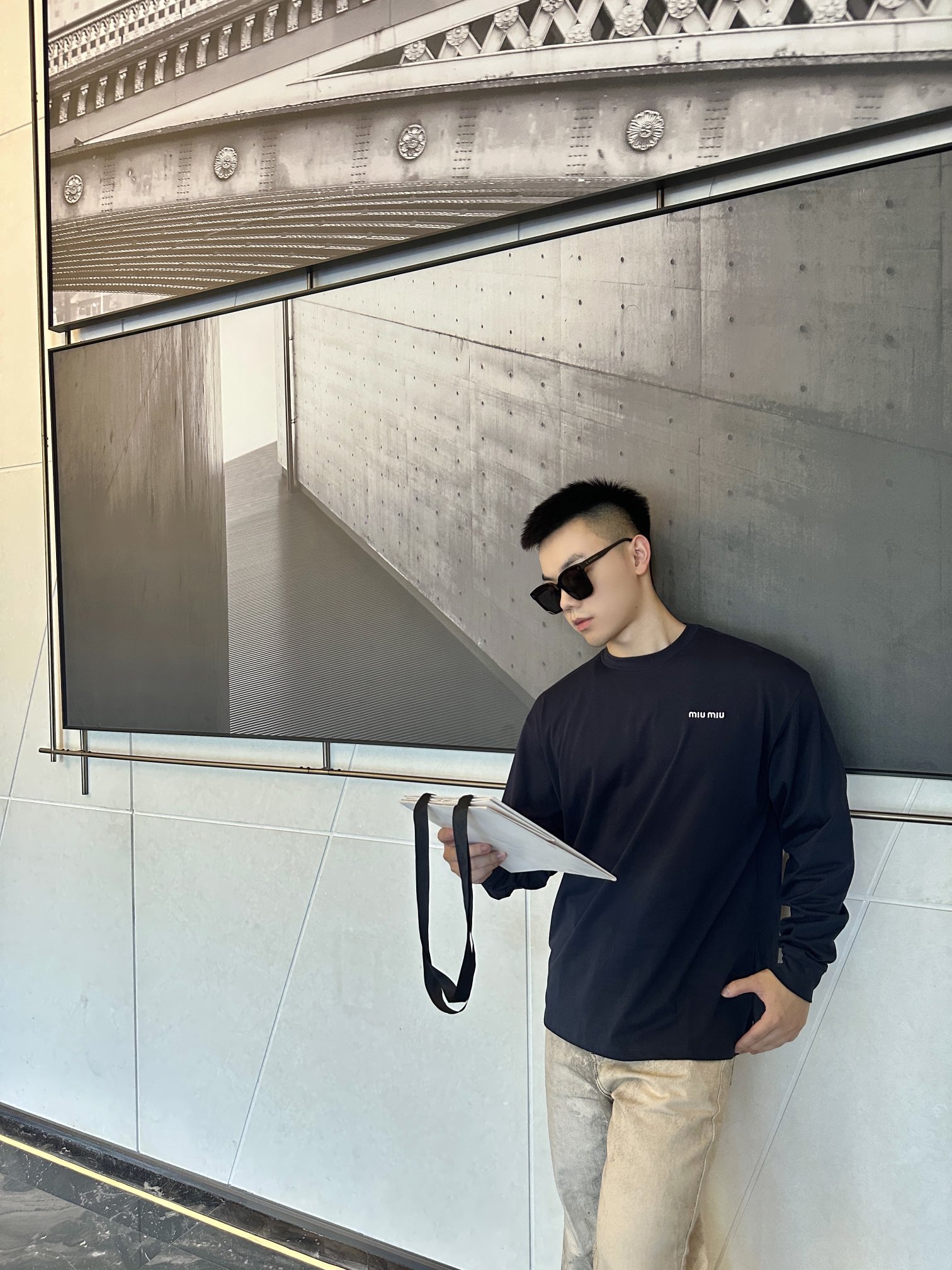 。Miu Miu 徽标刺绣长袖定制定染奢逸双股绵柔缎 柔软细腻 舒适贴肤 邂逅蓝调中的高雅秘境 优雅而深