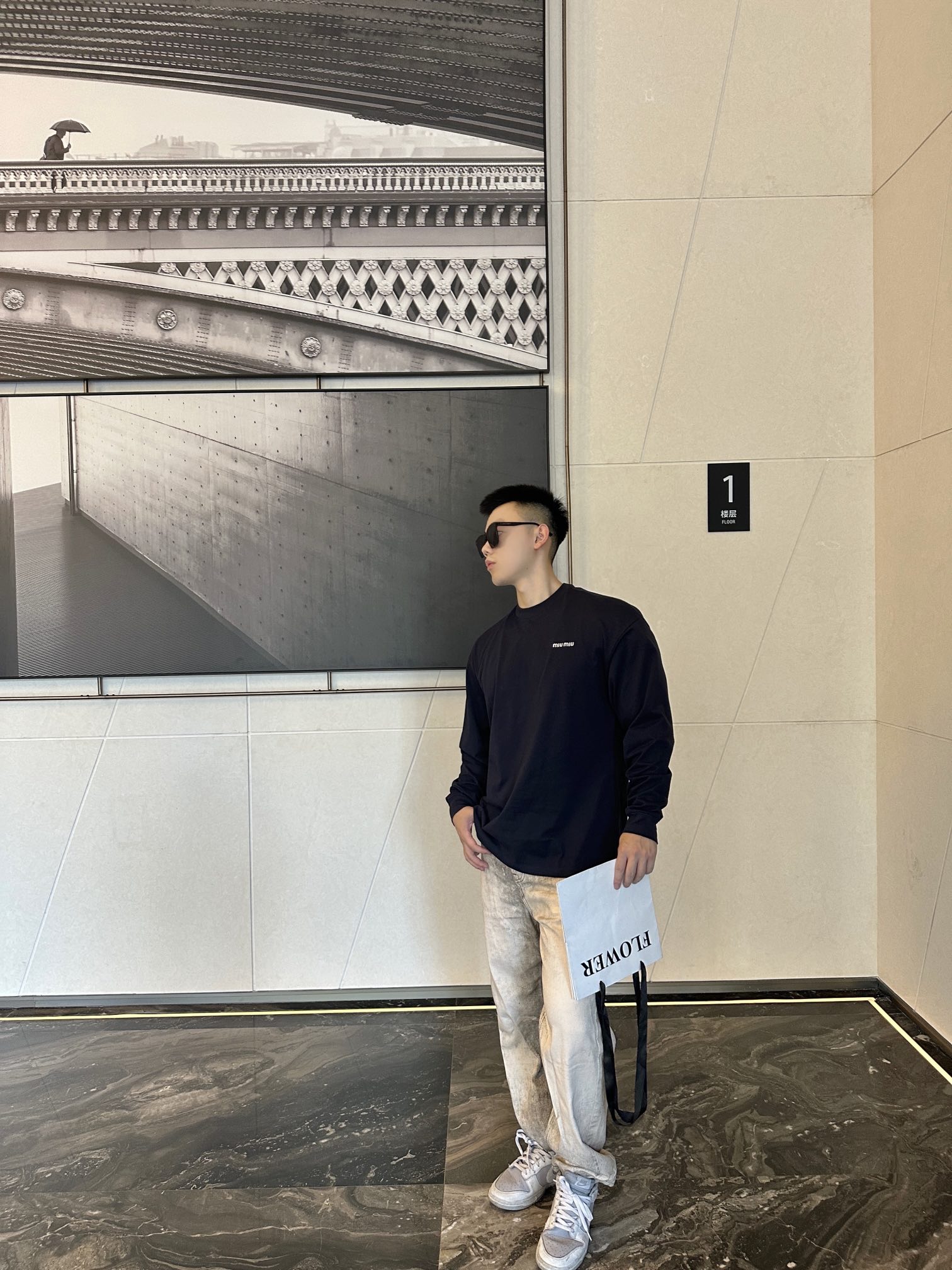 。Miu Miu 徽标刺绣长袖定制定染奢逸双股绵柔缎 柔软细腻 舒适贴肤 邂逅蓝调中的高雅秘境 优雅而深