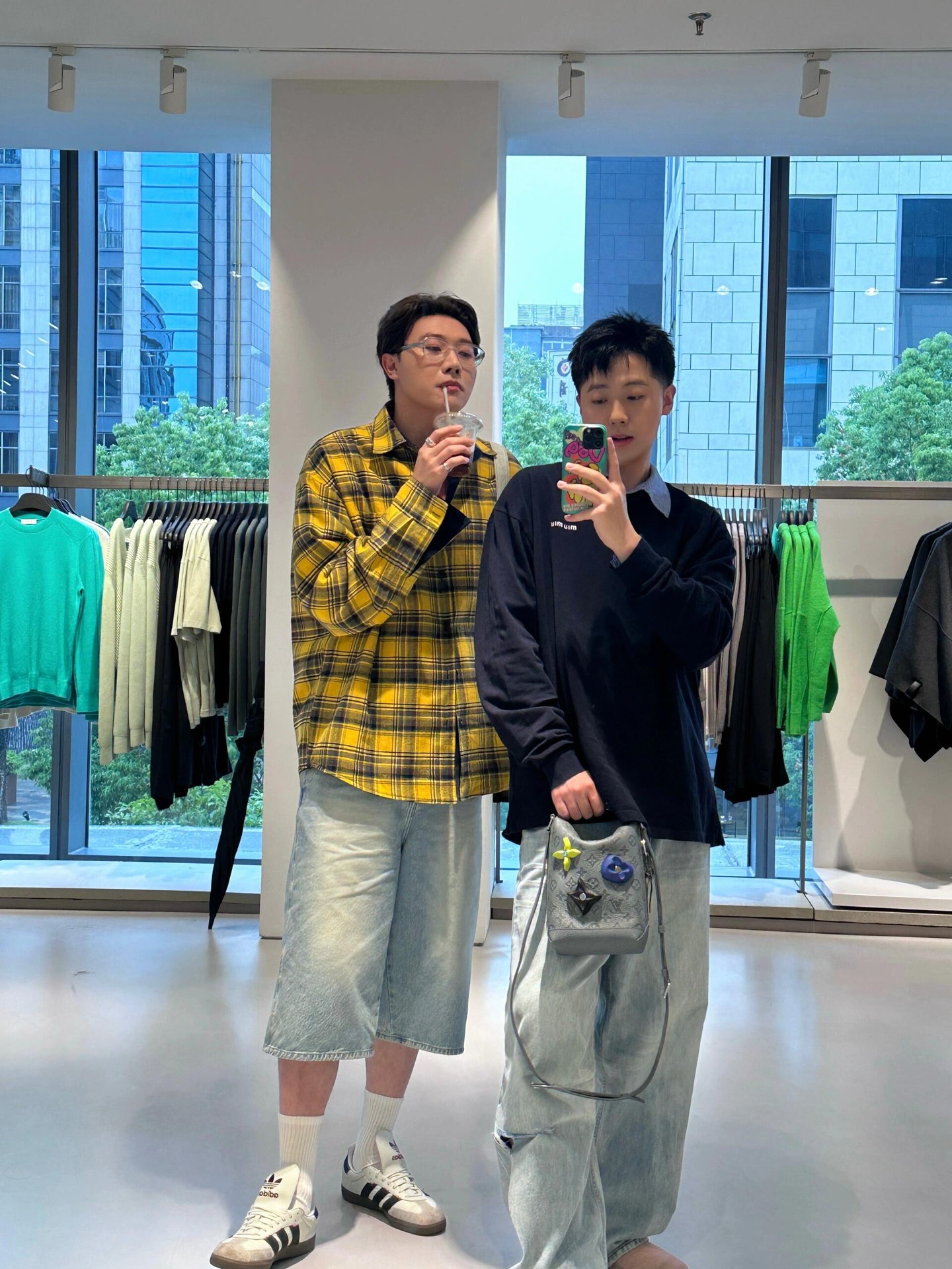 。Miu Miu 徽标刺绣长袖定制定染奢逸双股绵柔缎 柔软细腻 舒适贴肤 邂逅蓝调中的高雅秘境 优雅而深