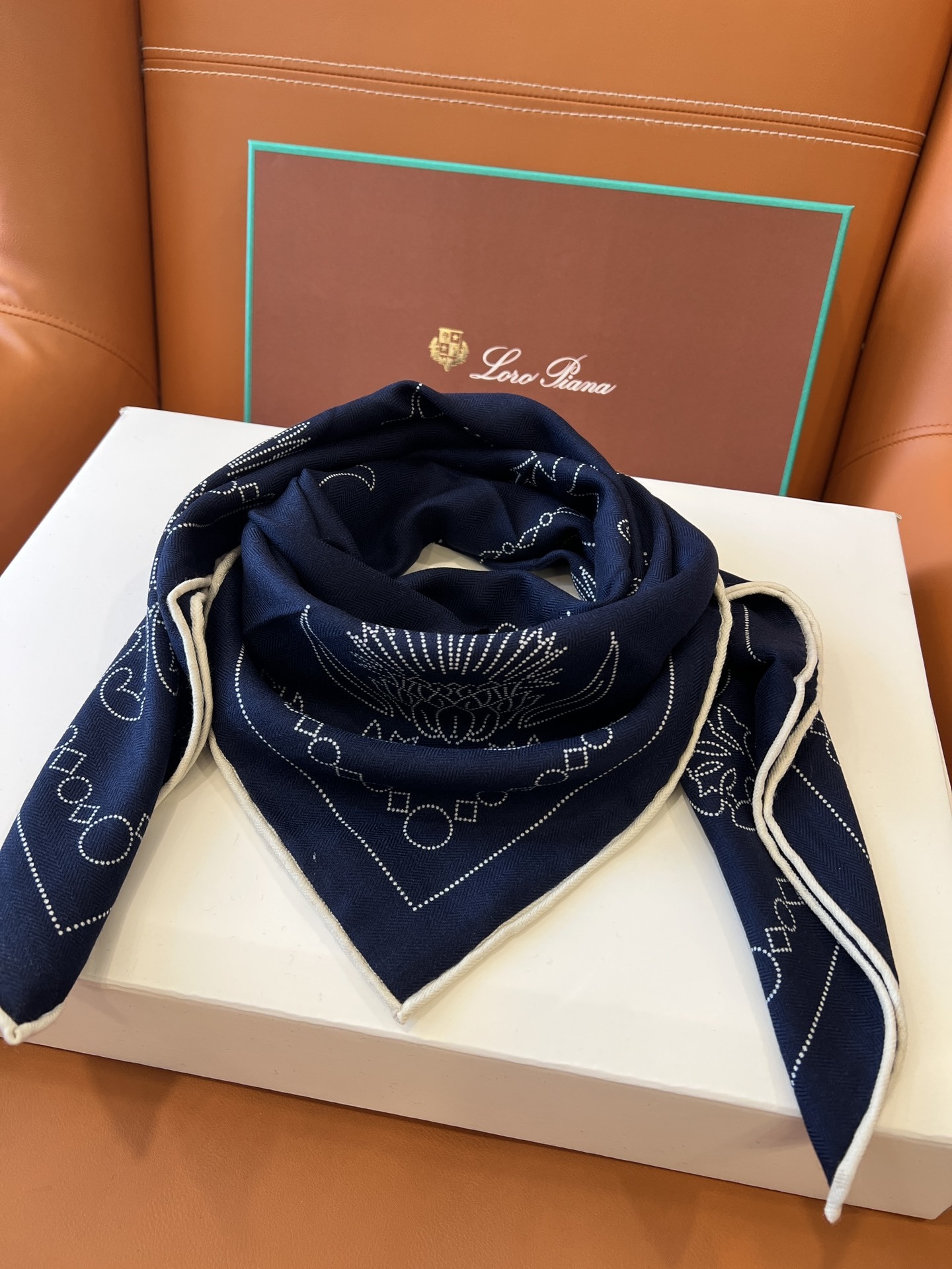 价格:(不含包装)Loro Piana 90羊毛方巾!Cardo围巾精致优雅,纹理精细交织,颂扬时尚的诗