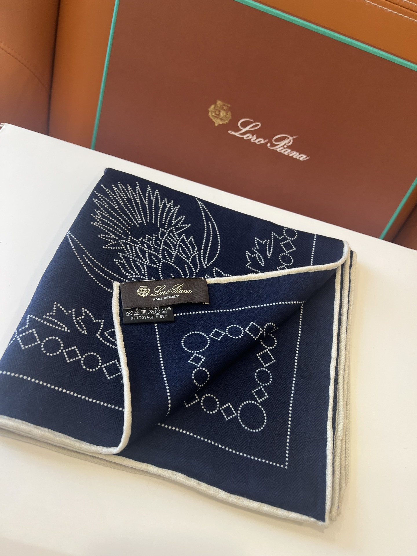 价格:(不含包装)Loro Piana 90羊毛方巾!Cardo围巾精致优雅,纹理精细交织,颂扬时尚的诗