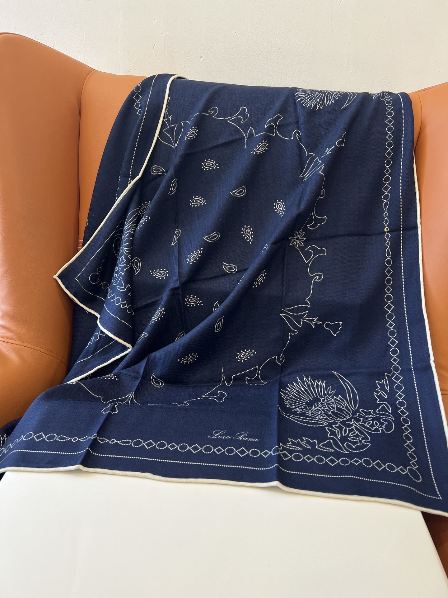 价格:(不含包装)Loro Piana 90羊毛方巾!Cardo围巾精致优雅,纹理精细交织,颂扬时尚的诗