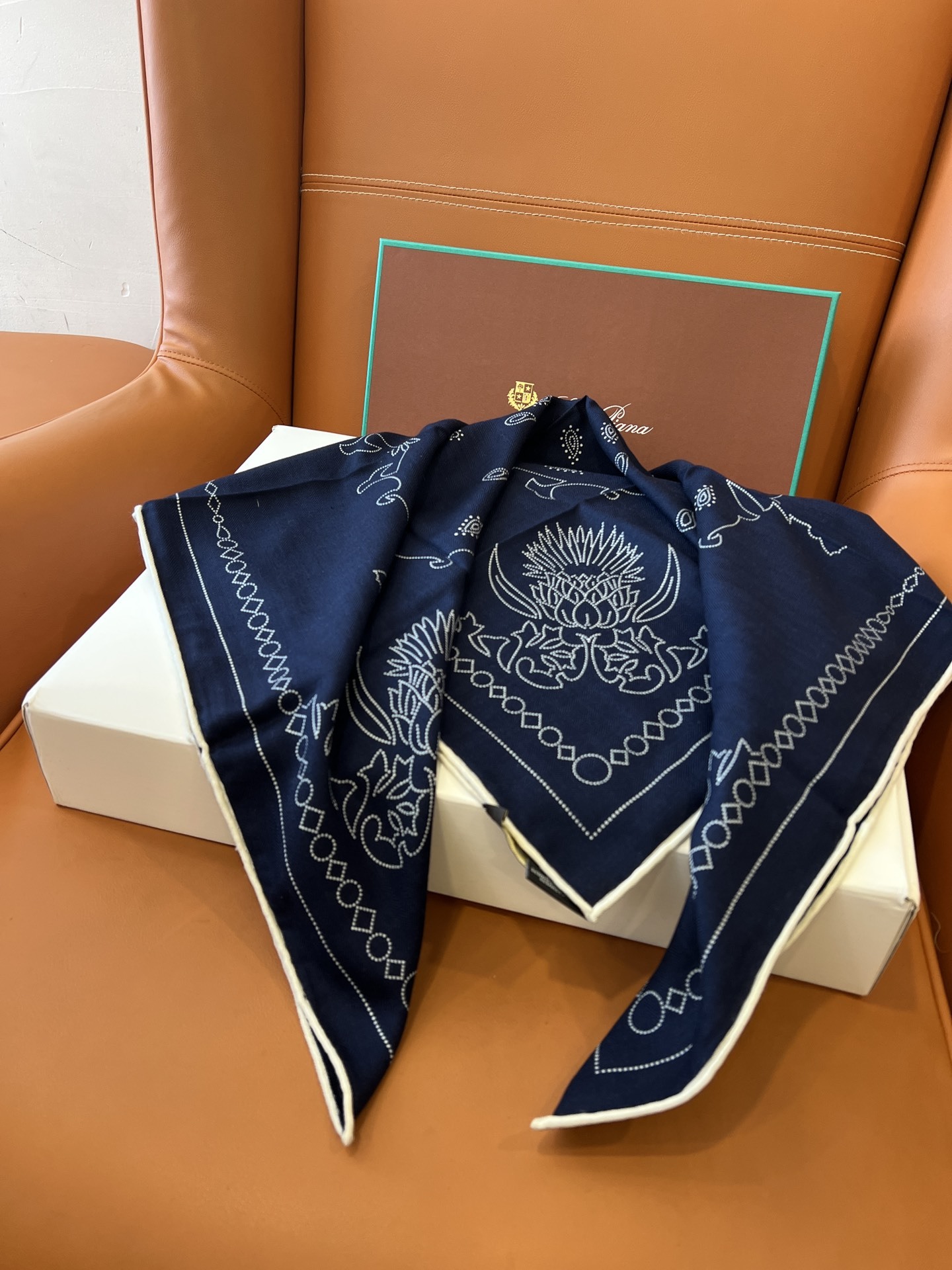 价格:(不含包装)Loro Piana 90羊毛方巾!Cardo围巾精致优雅,纹理精细交织,颂扬时尚的诗