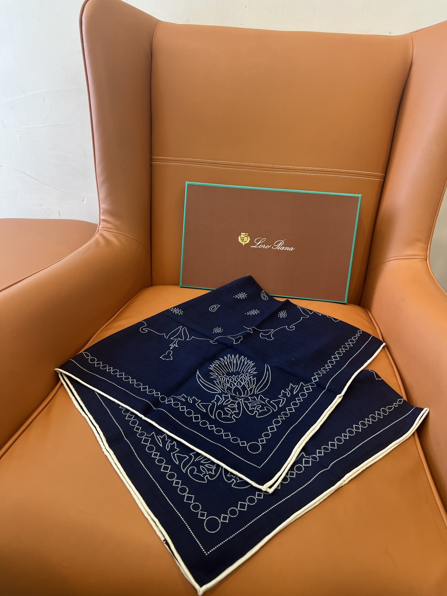 价格：（不含包装）Loro Piana 90羊毛方巾！Cardo围巾精致优雅，纹理精细交织，颂扬时尚的诗