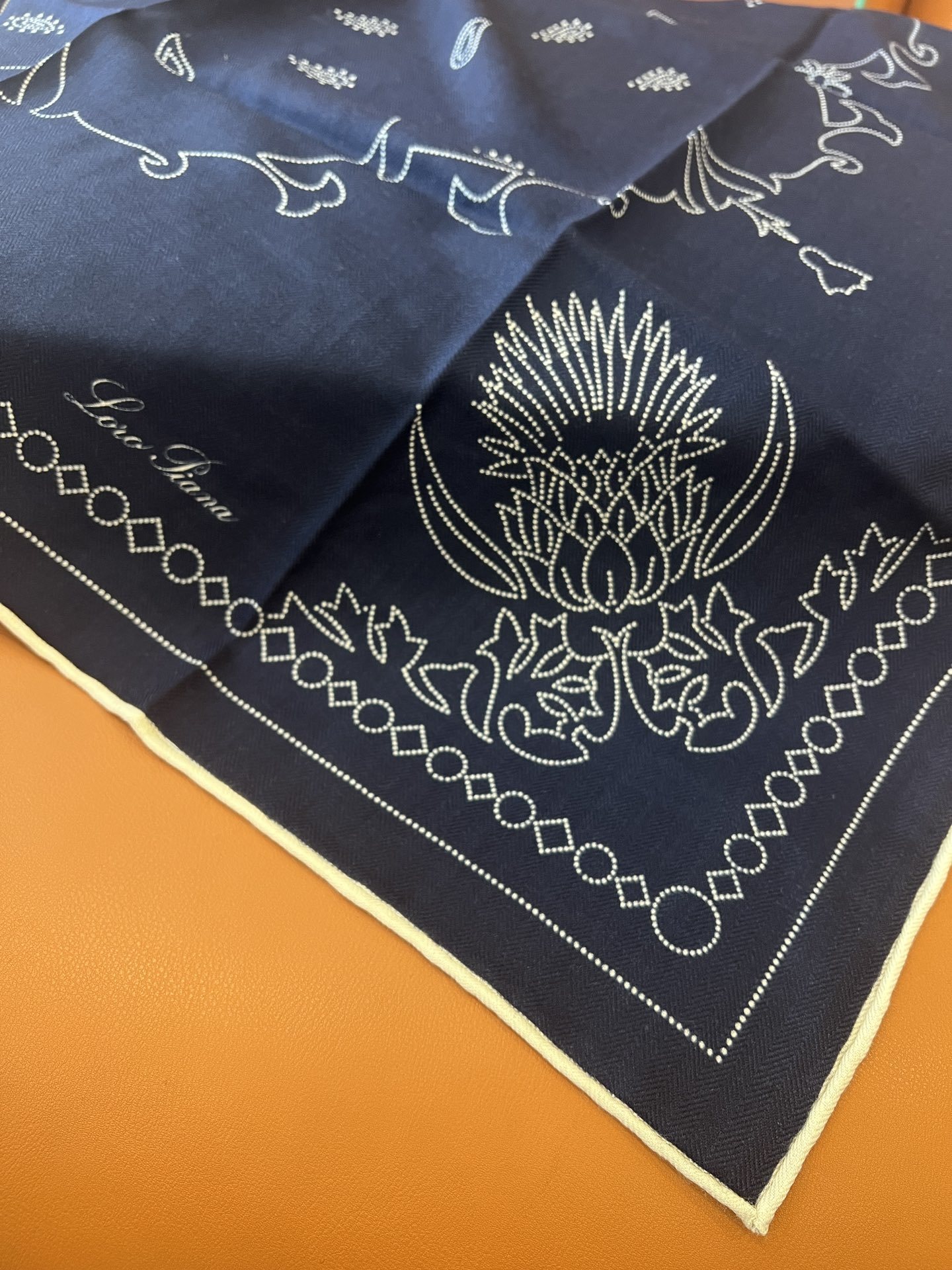 价格:(不含包装)Loro Piana 90羊毛方巾!Cardo围巾精致优雅,纹理精细交织,颂扬时尚的诗