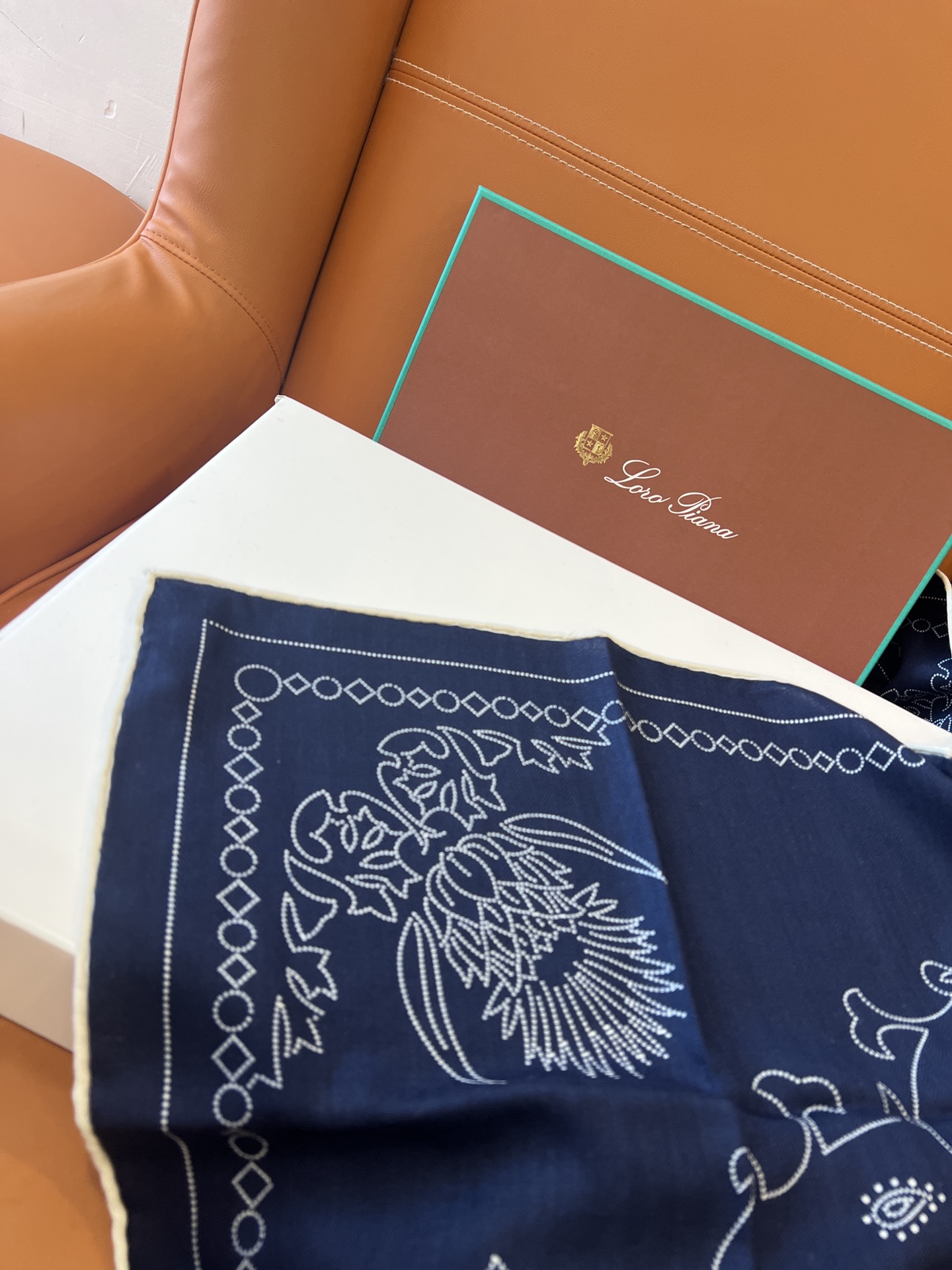 价格:(不含包装)Loro Piana 90羊毛方巾!Cardo围巾精致优雅,纹理精细交织,颂扬时尚的诗