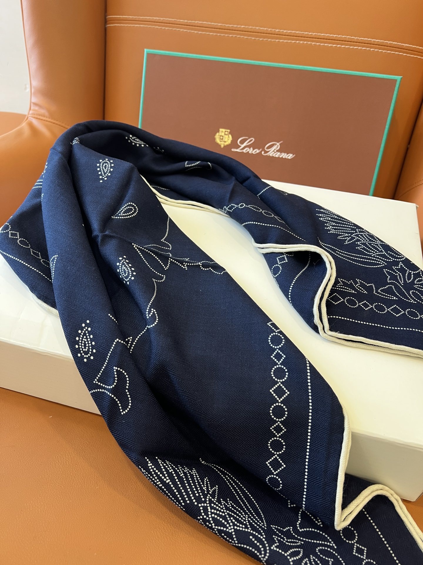 价格:(不含包装)Loro Piana 90羊毛方巾!Cardo围巾精致优雅,纹理精细交织,颂扬时尚的诗