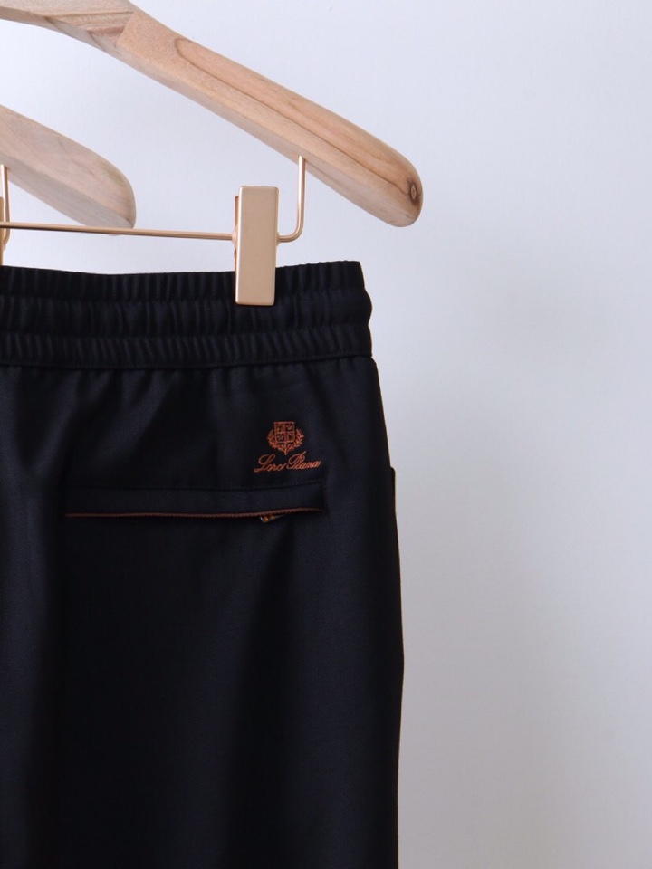 Loro Piana 诺悠翩雅lP🆕 慢跑休闲裤这款混纺慢跑裤的质感格外透气舒适。采用简约修身版型，令腿