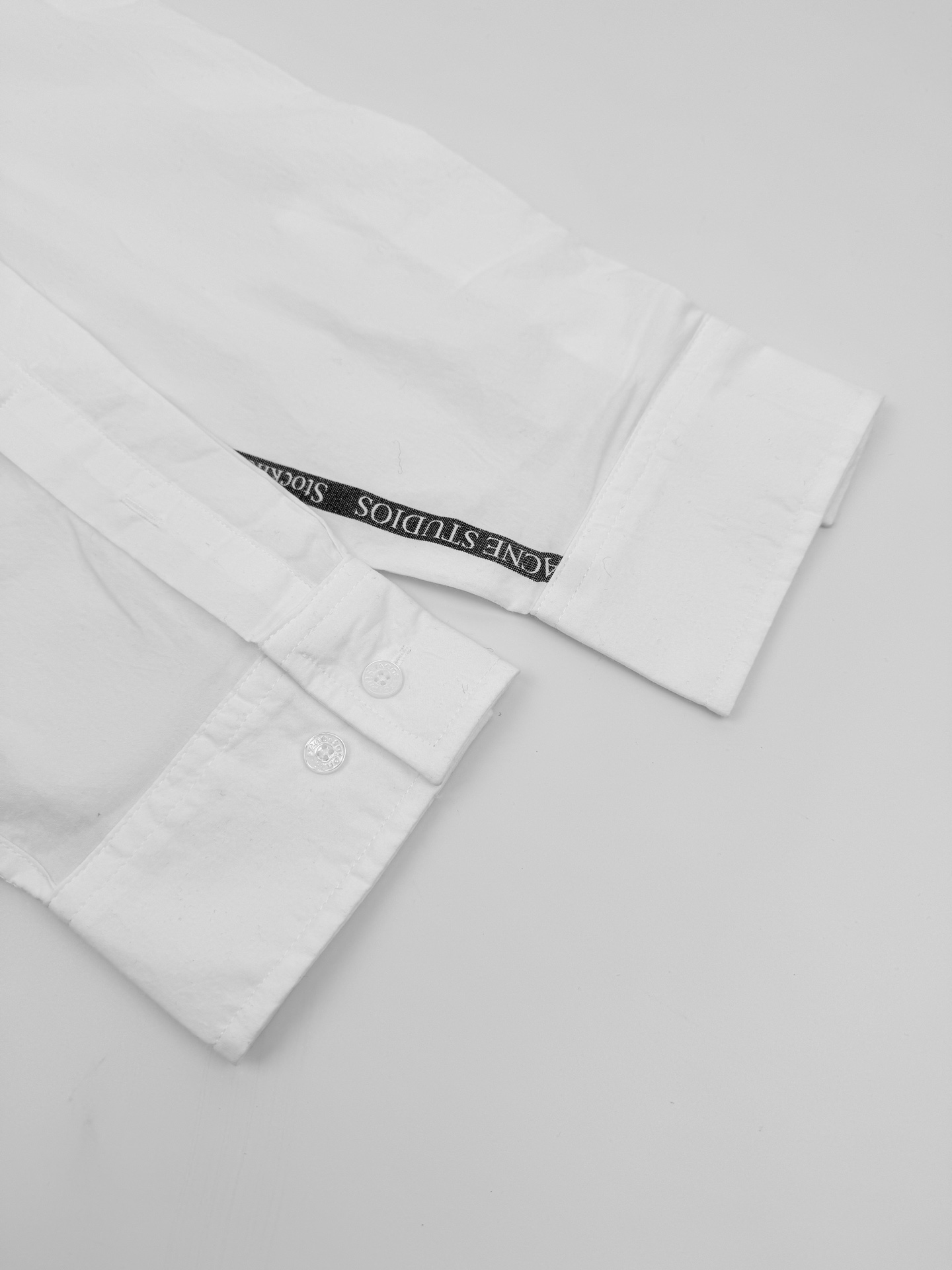 。Acne Studios 提花徽标衬衫定制瑬光天丝云柔缎 轻盈垂顺 舒适贴肤 以纯粹与洁净的白色做主色