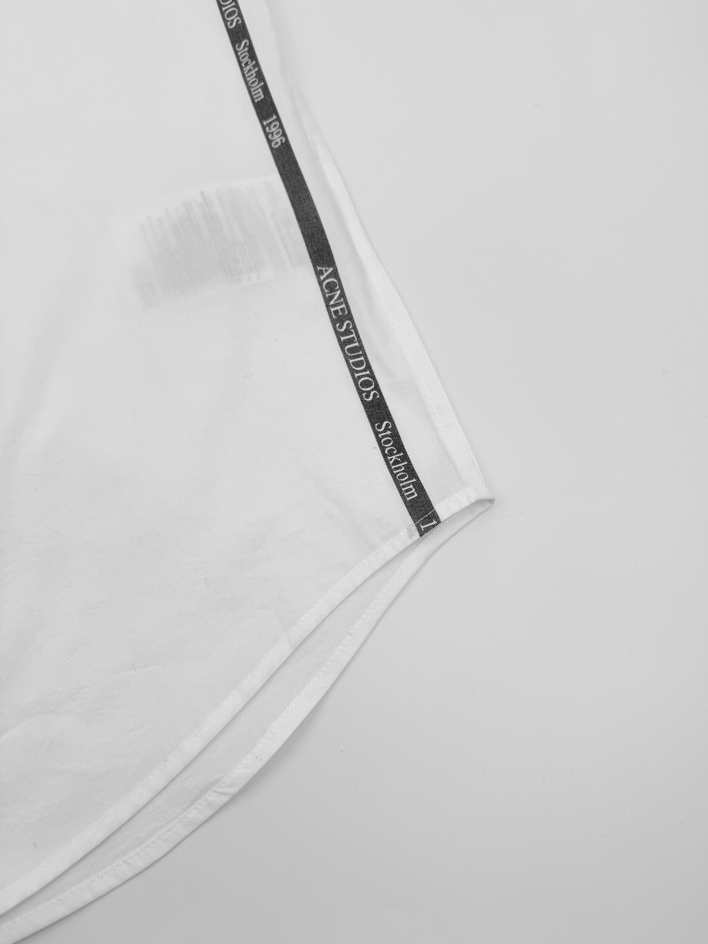 。Acne Studios 提花徽标衬衫定制瑬光天丝云柔缎 轻盈垂顺 舒适贴肤 以纯粹与洁净的白色做主色